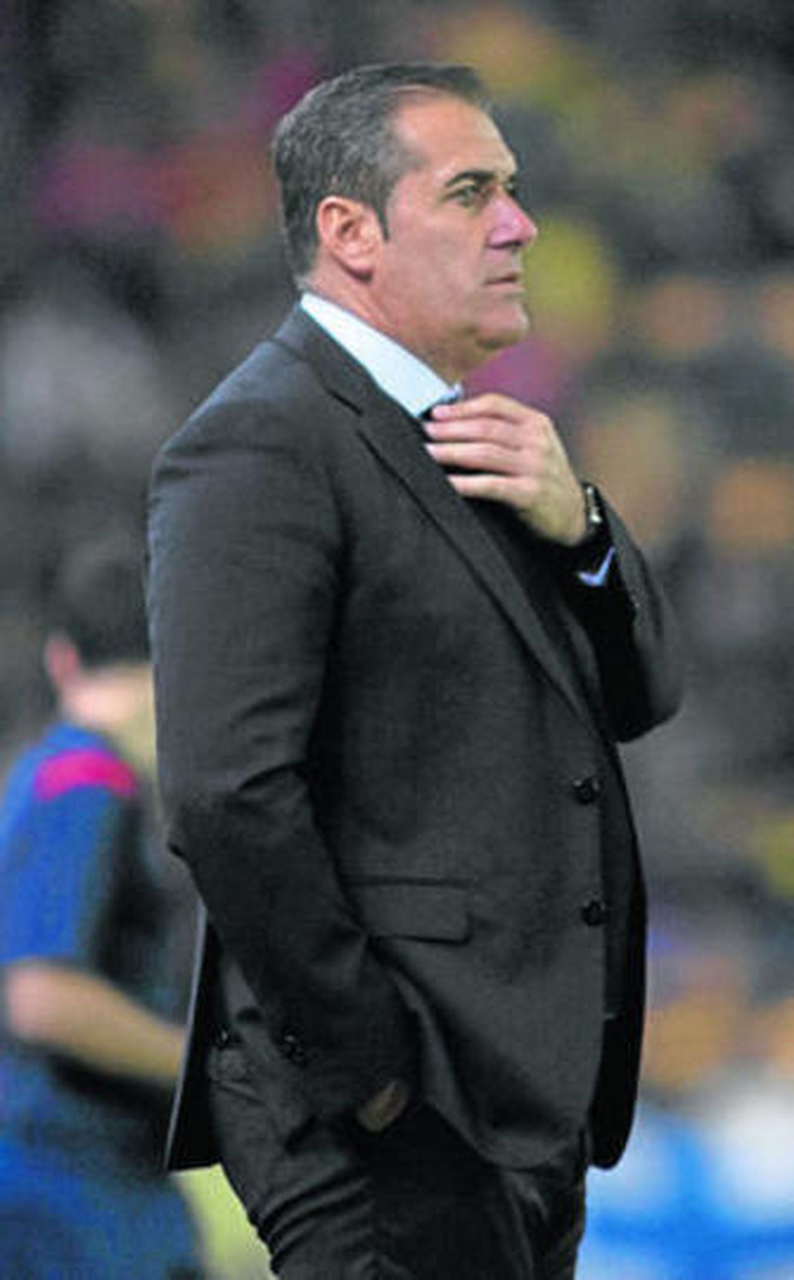 Sandoval se ajusta el nudo de la corbata durante el partido del sábado ante el Villarreal.