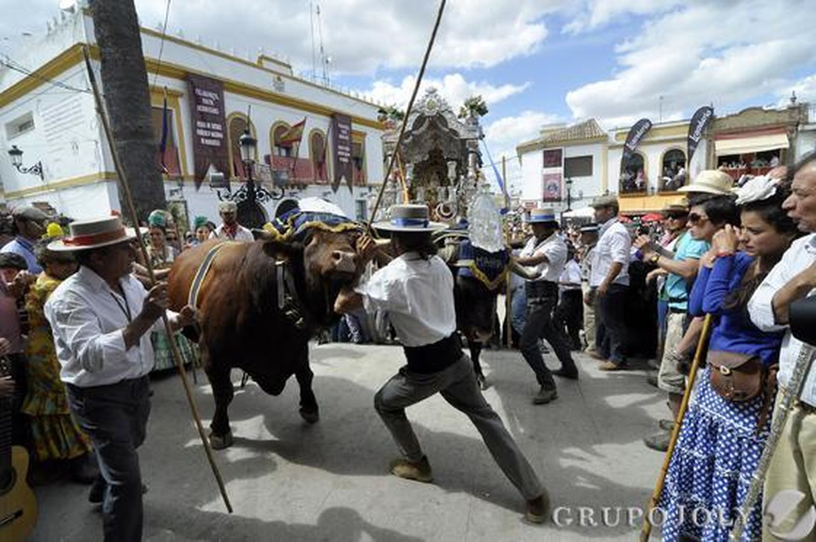 Mairena del Alcor sube la escalinata de la parroquia manriqueña.

Foto: Manuel Gómez