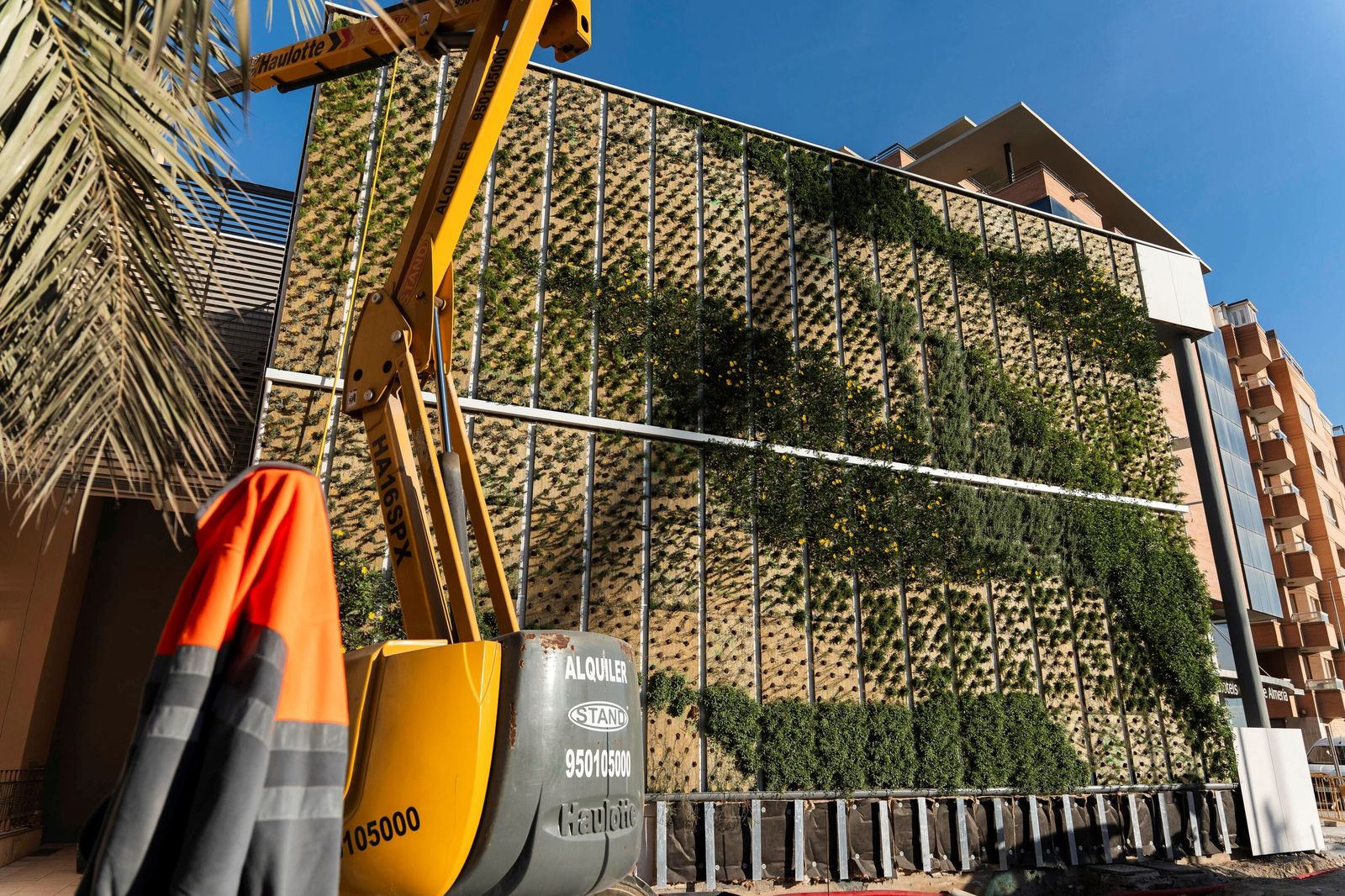El jardín vertical de grandes dimensiones es una de las señas del proyecto en ejecución.