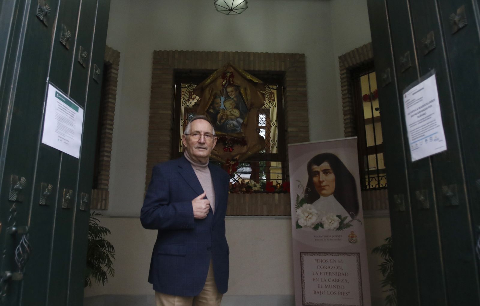 Manuel Prieto, el primer vacunado en Córdoba, posa un año después para 'el Día'.