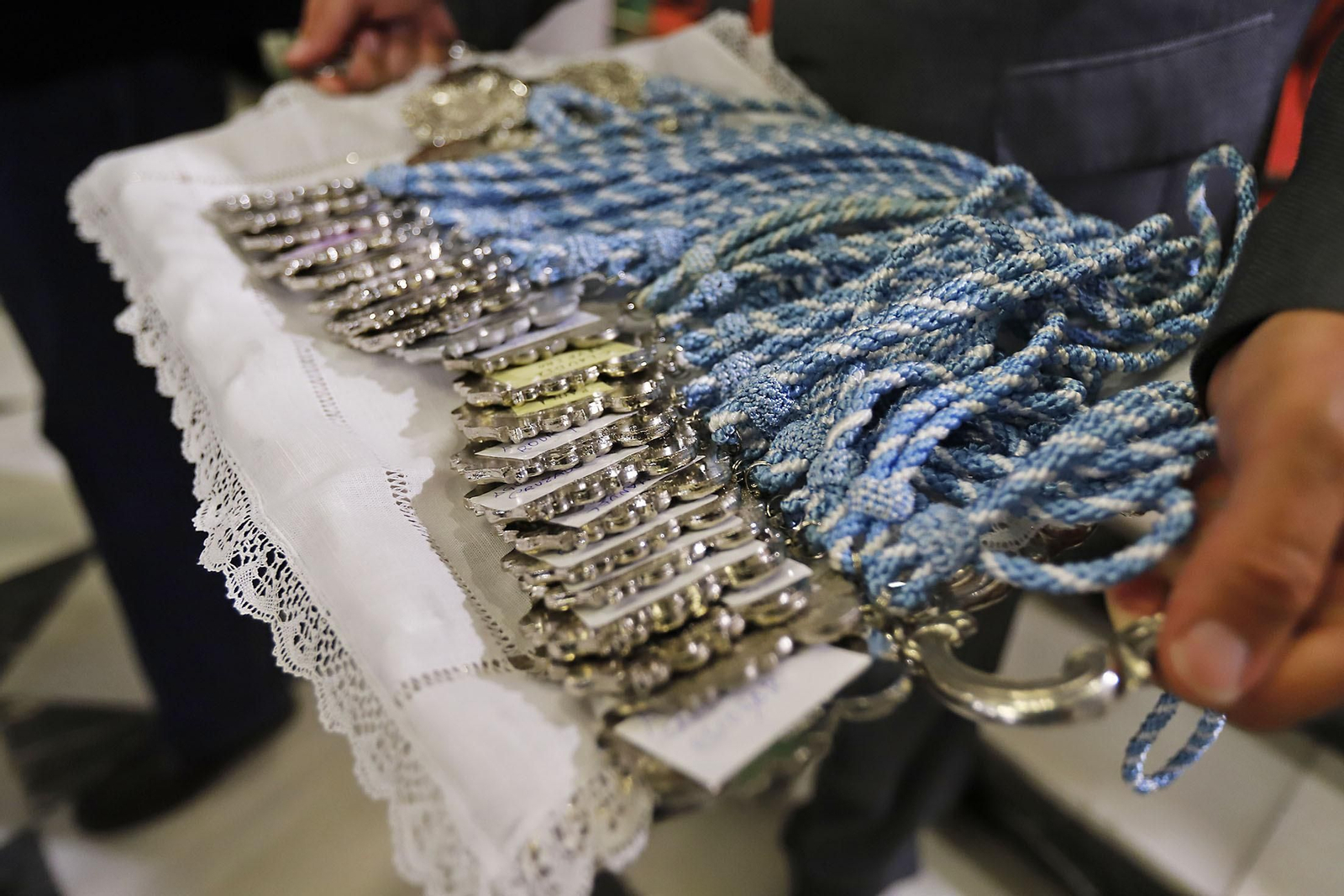 Imágenes de la Santa misa e imposición de medallas a los nuevos hermanos en la CInta