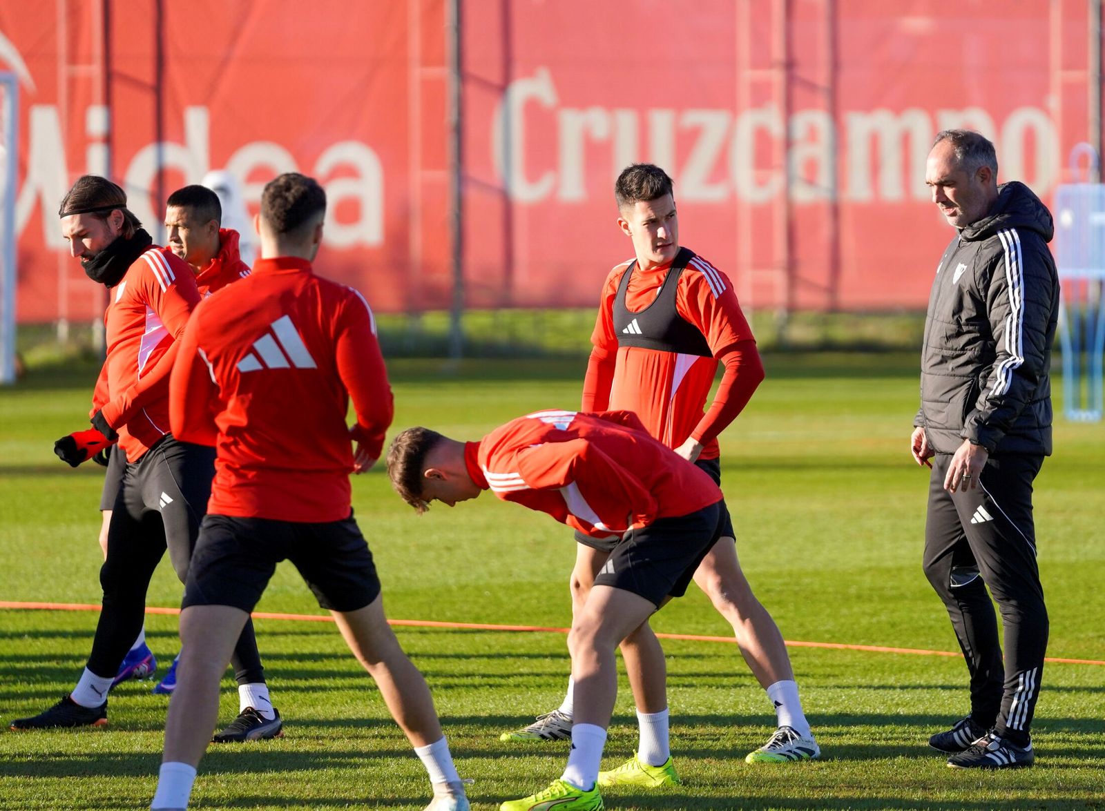 El defensa Oso, junto a Gudelj y Alexis Sánchez en el entrenamiento de este lunes.