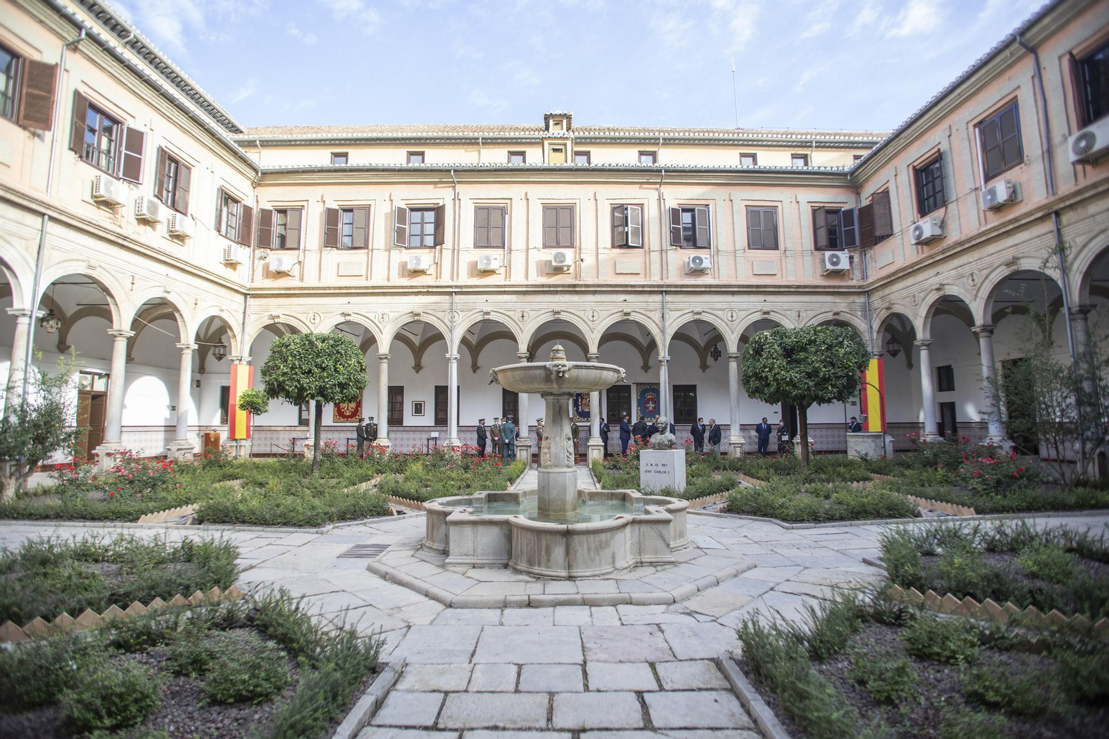 Fotos: la fiesta nacional se celebra en el Madoc de Granada con el izado de la bandera
