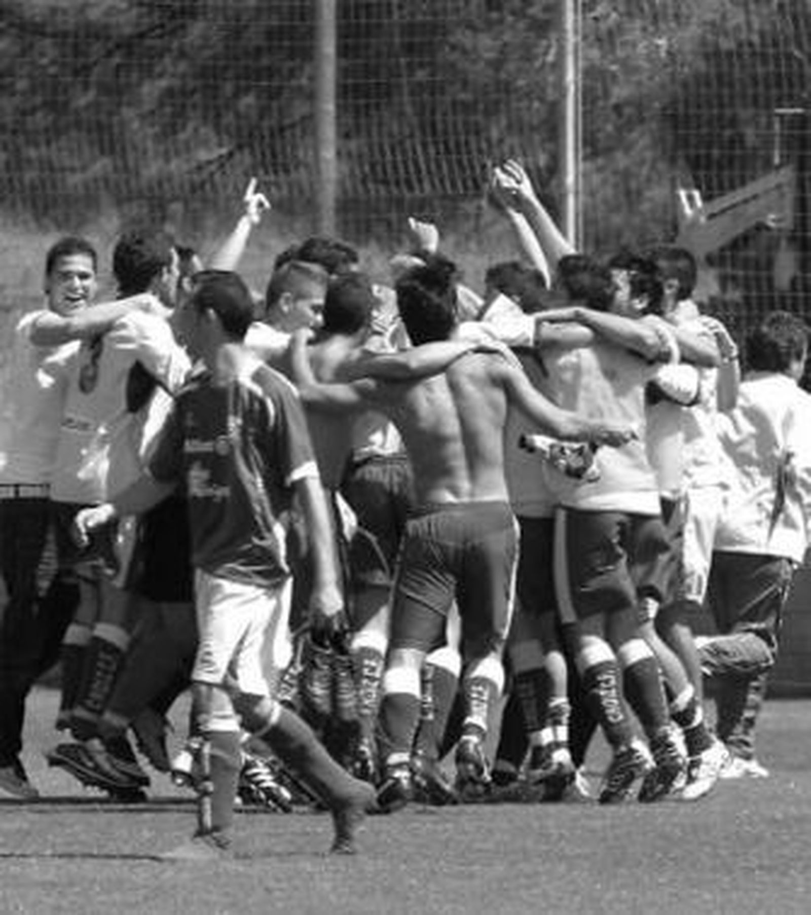 Los pupilos de Jesús Casas celebraron su ascenso en el campo.
