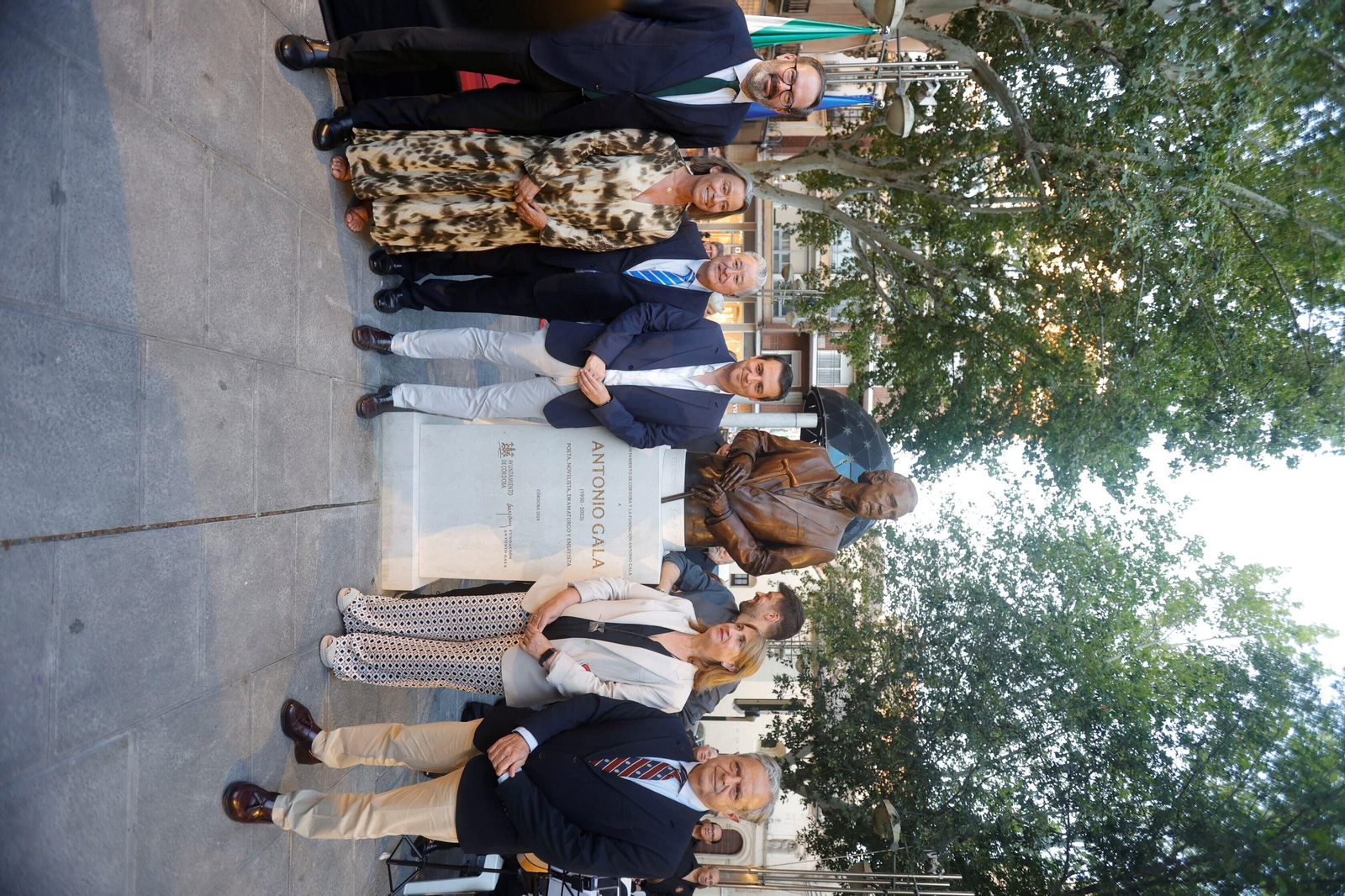 Las fotos del descubrimiento del busto homenaje a Antonio Gala en Córdoba