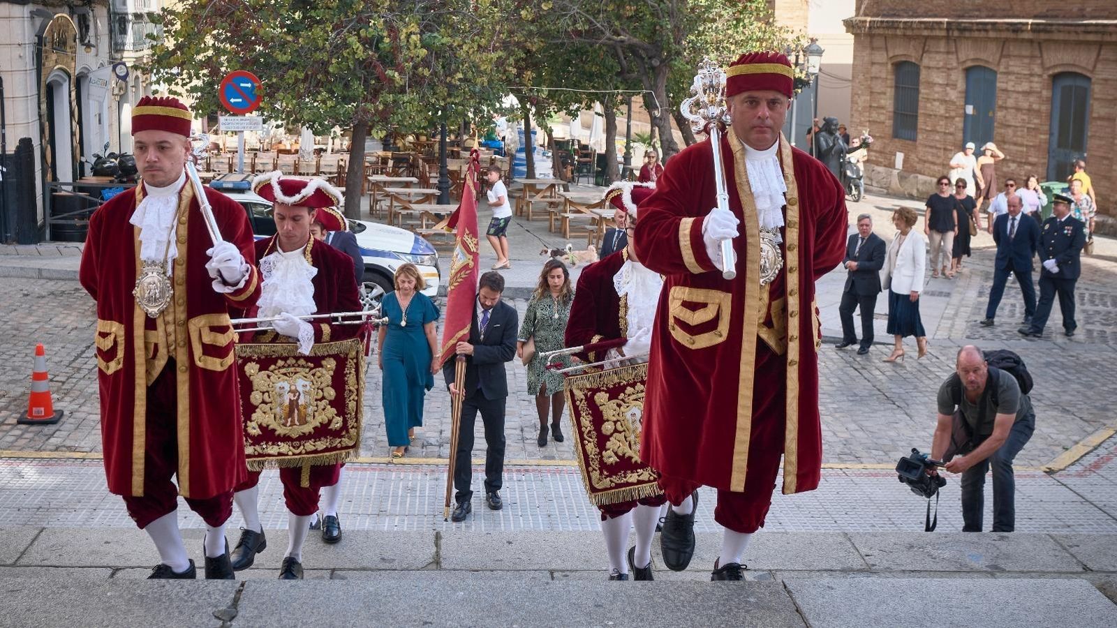 Miembros de la Corporación municipal llegan a Santo Domingo bajo mazas.