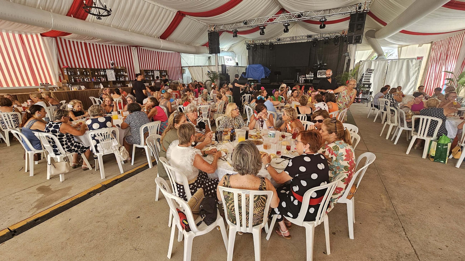 Las mujeres de San Roque disfrutan de su comida en la Feria Real
