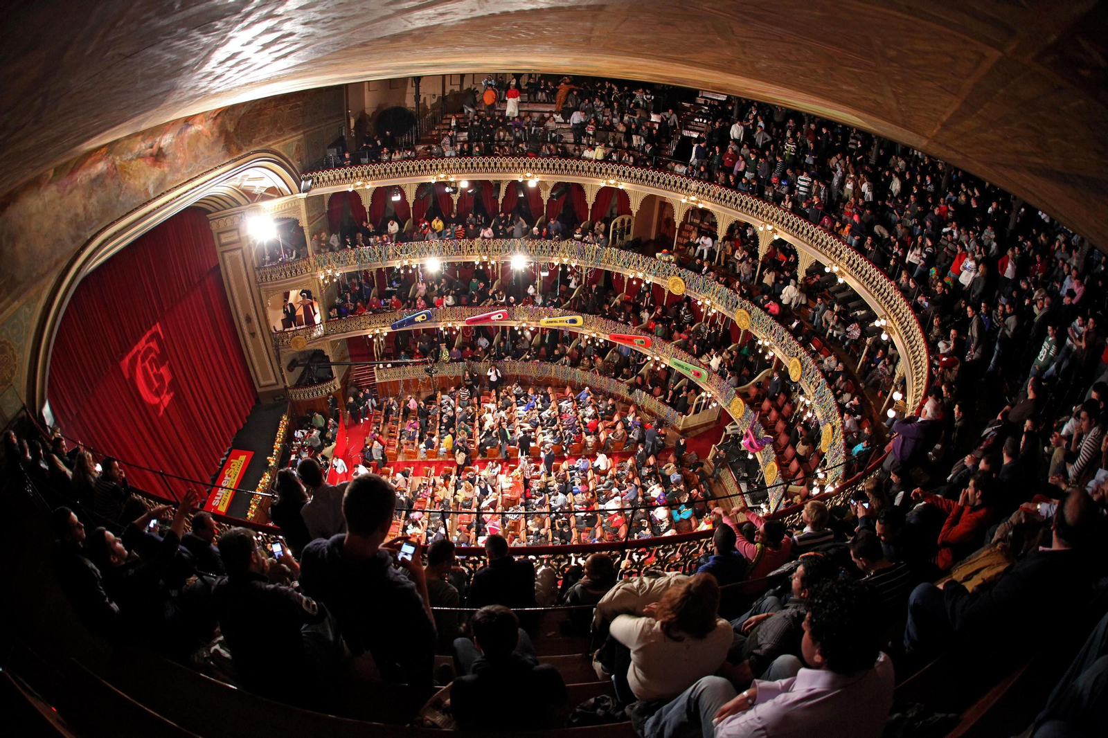 El interior del teatro Falla, poco antes del comienzo de una sesión.