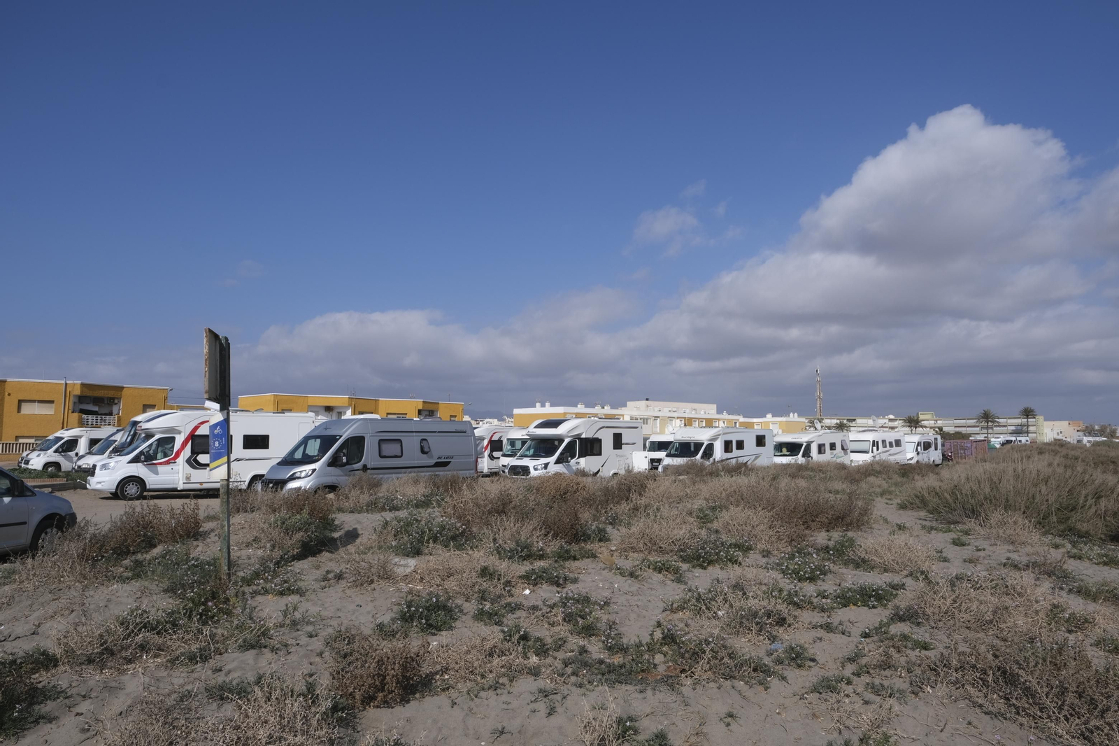 Imágenes de las autocaravanas estacionadas en Cabo de Gata.