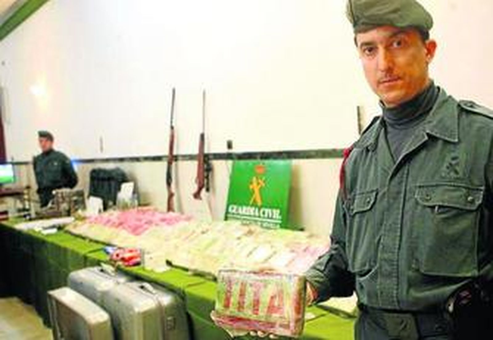 Un agente muestra parte de la cocaína intervenida en la operación ruedo.