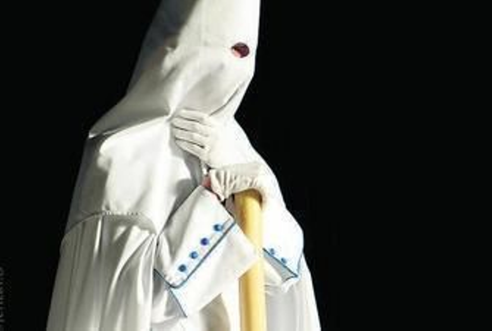 1. 'Luz de Resurrección' retrata a un nazareno de esta corporación a punto de salir de la Catedral, entre la oscuridad del templo y el reflejo del sol mañanero. 2. 'Entre naranjos', una estampa del Cristo de la Salud de San Bernardo 3. 'Descanso para almorzar'. 4. 'Nazareno de la Soledad'. 5. Juan Carlos Hervás Martínez. 6. 'Costalero' .