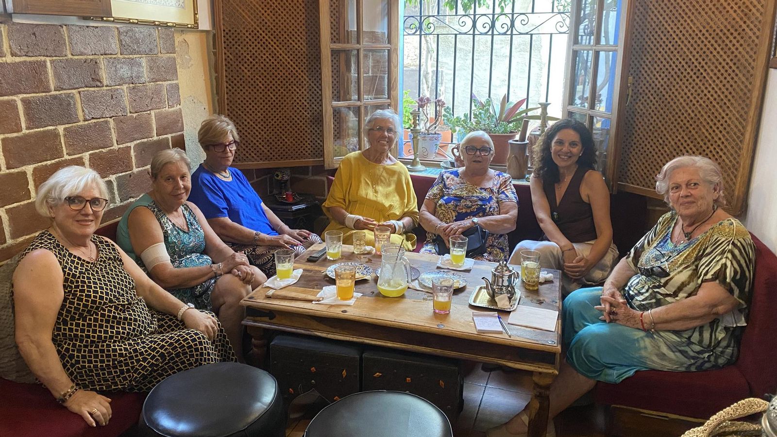 Loli, Amparo, Josephine, Isabel, Rosa y Lola en una tetería del centro de Almería.