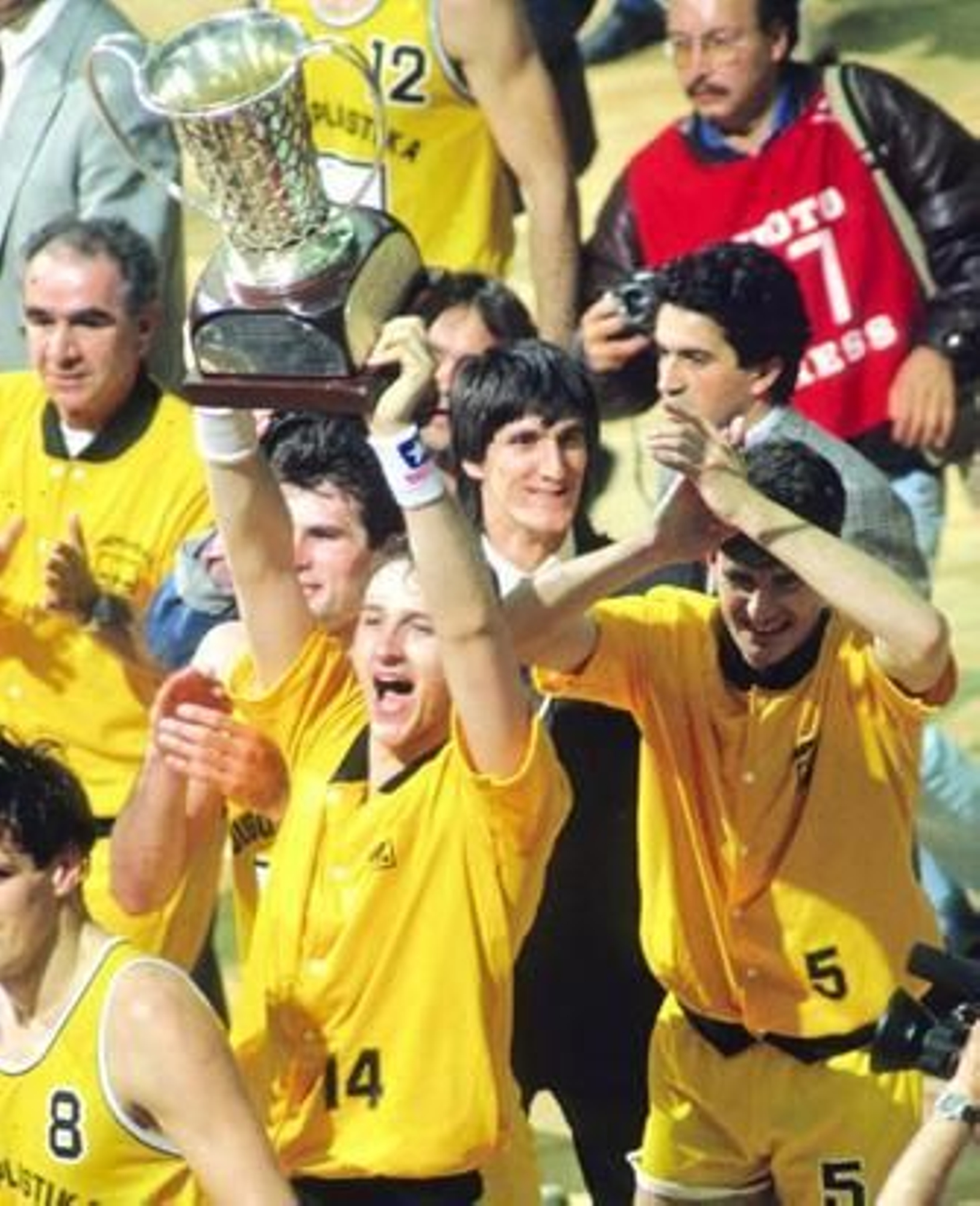 Dino Radja eleva al cielo la Copa de Europa de 1990, lograda ante el Barcelona en Zaragoza.