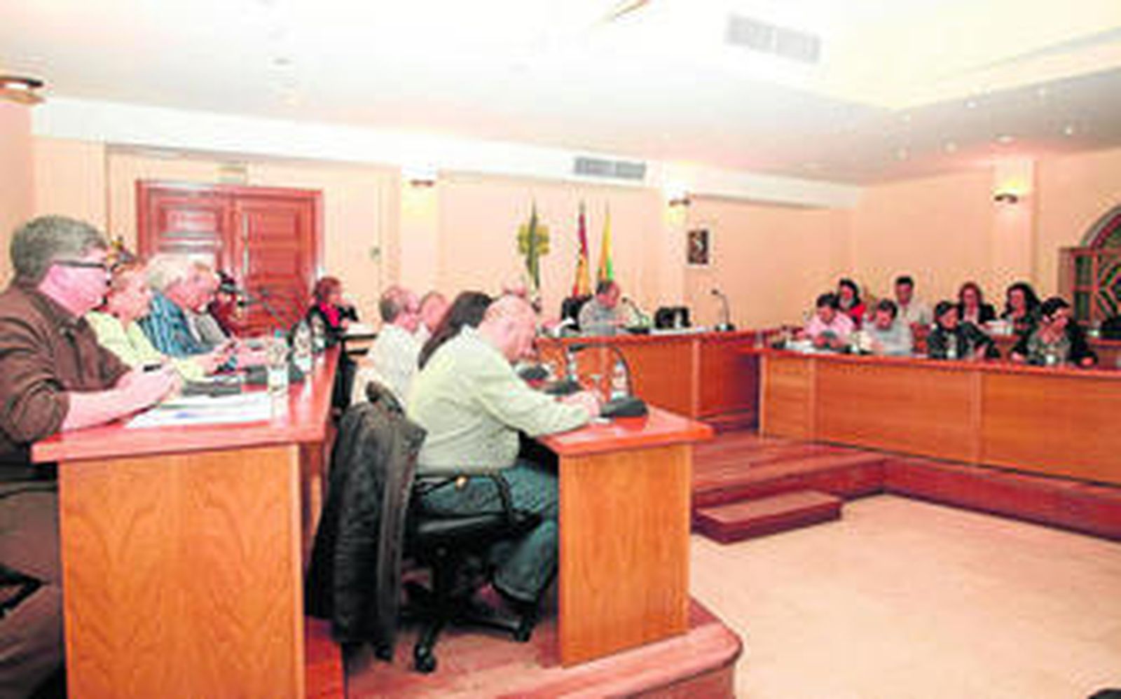 La Corporación municipal de Los Barrios durante una sesión plenaria.
