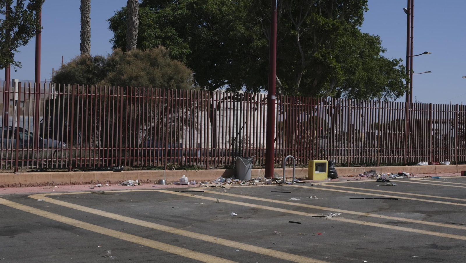 Fotos de la basura acumulada en el aparcamiento de los feriantes en la Vega de Acá