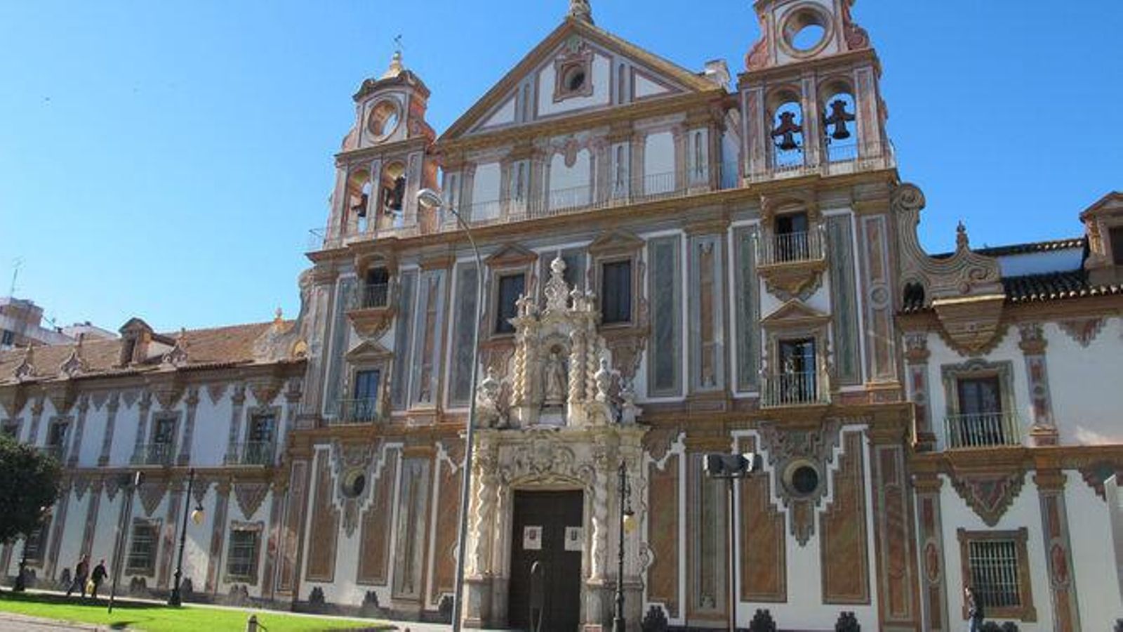 En 1835 el edificio pasó a ser Hospicio Provincial y albergó los colegios Isabel II y Fernando III