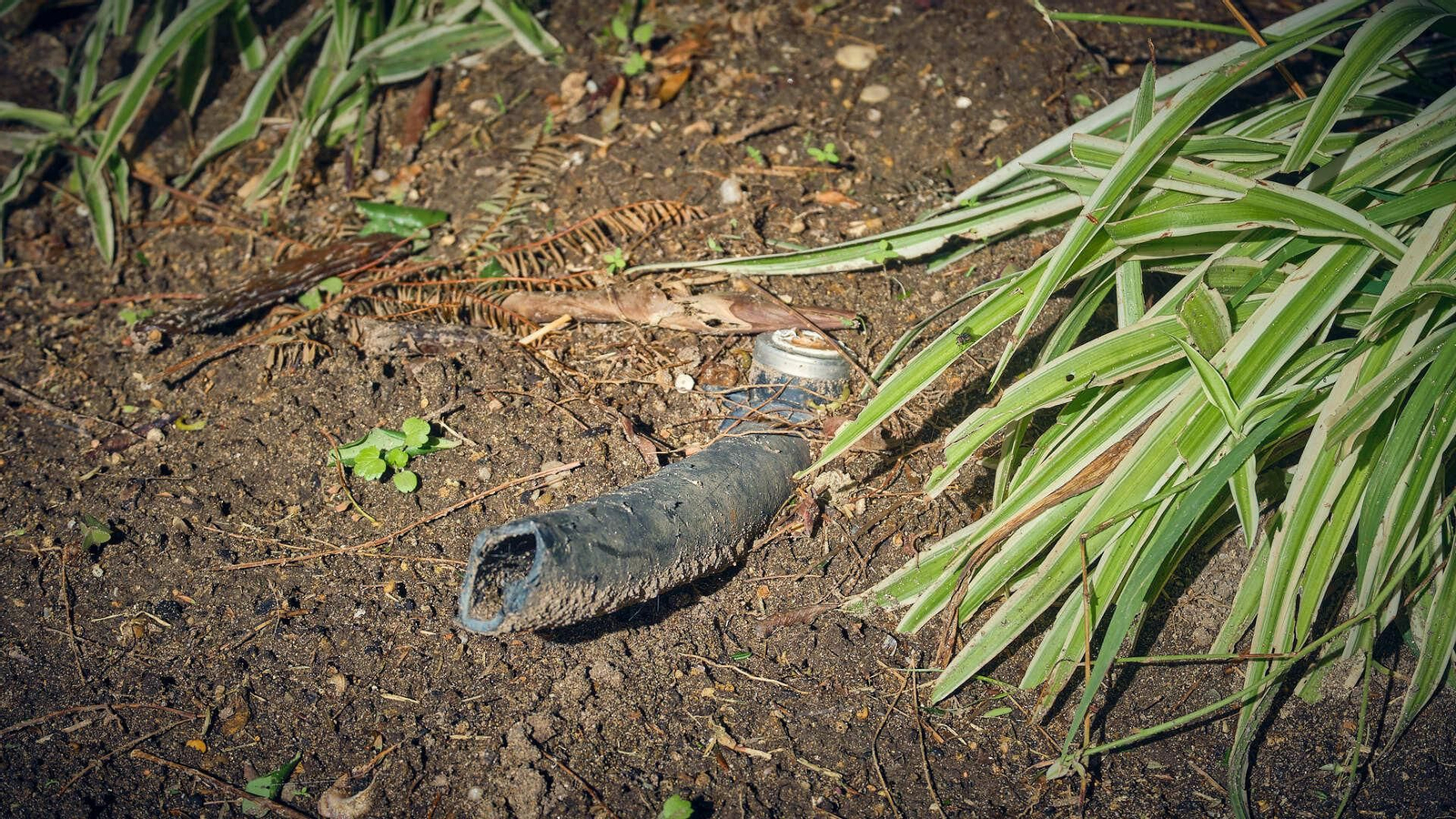 Restos de tubería en uno de los maltrechos parterres.