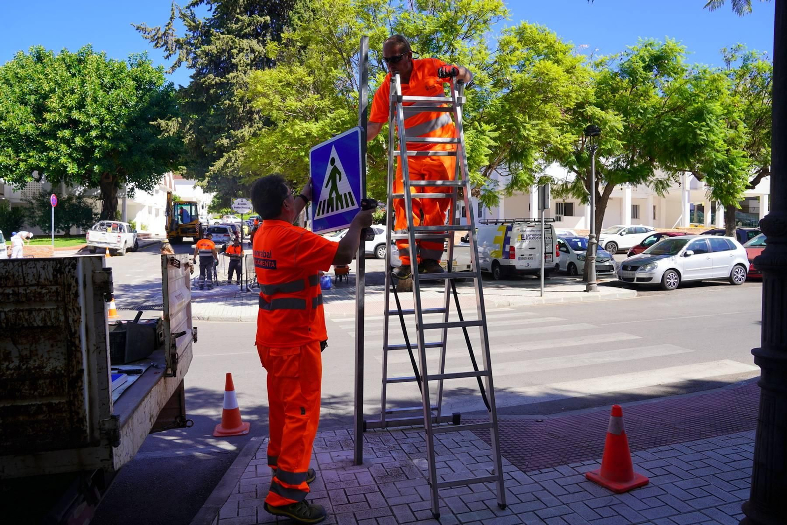 Operarios de la nueva 'brigada de barrios'.