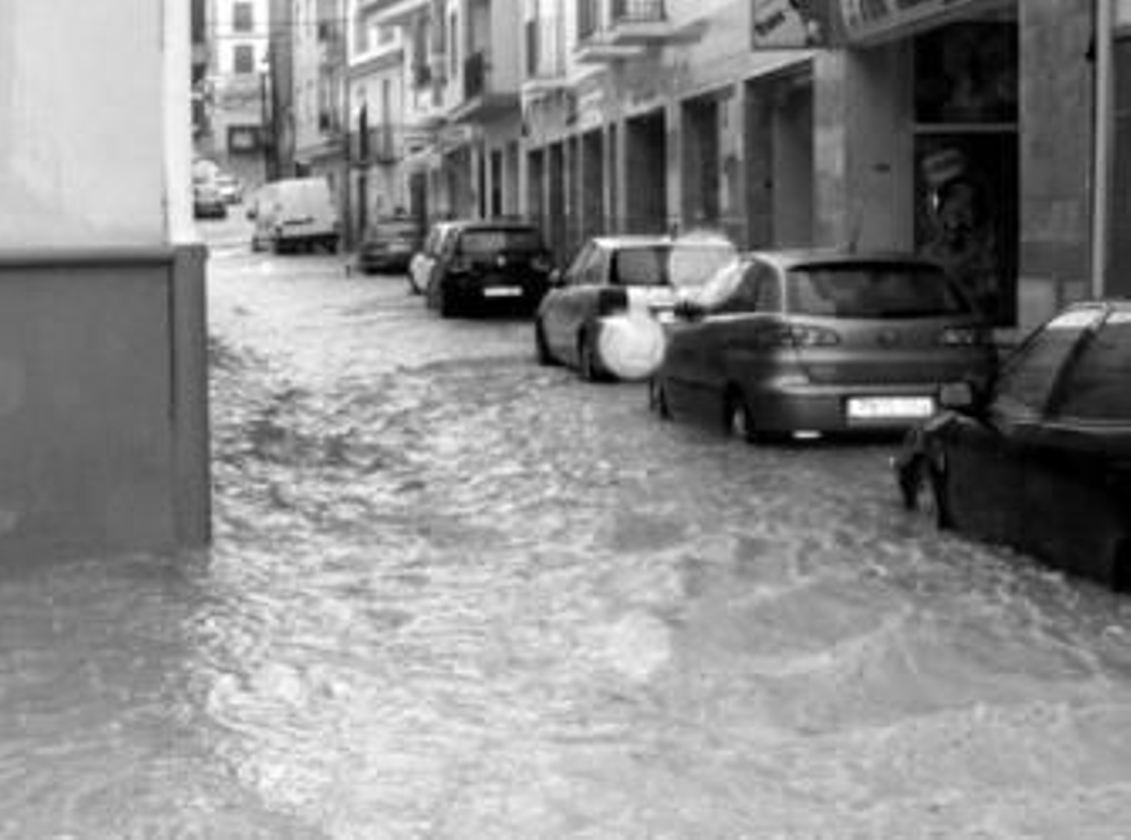 La calle Blas Infante de Padul se convirtió en un río improvisado durante las pasadas lluvias.
