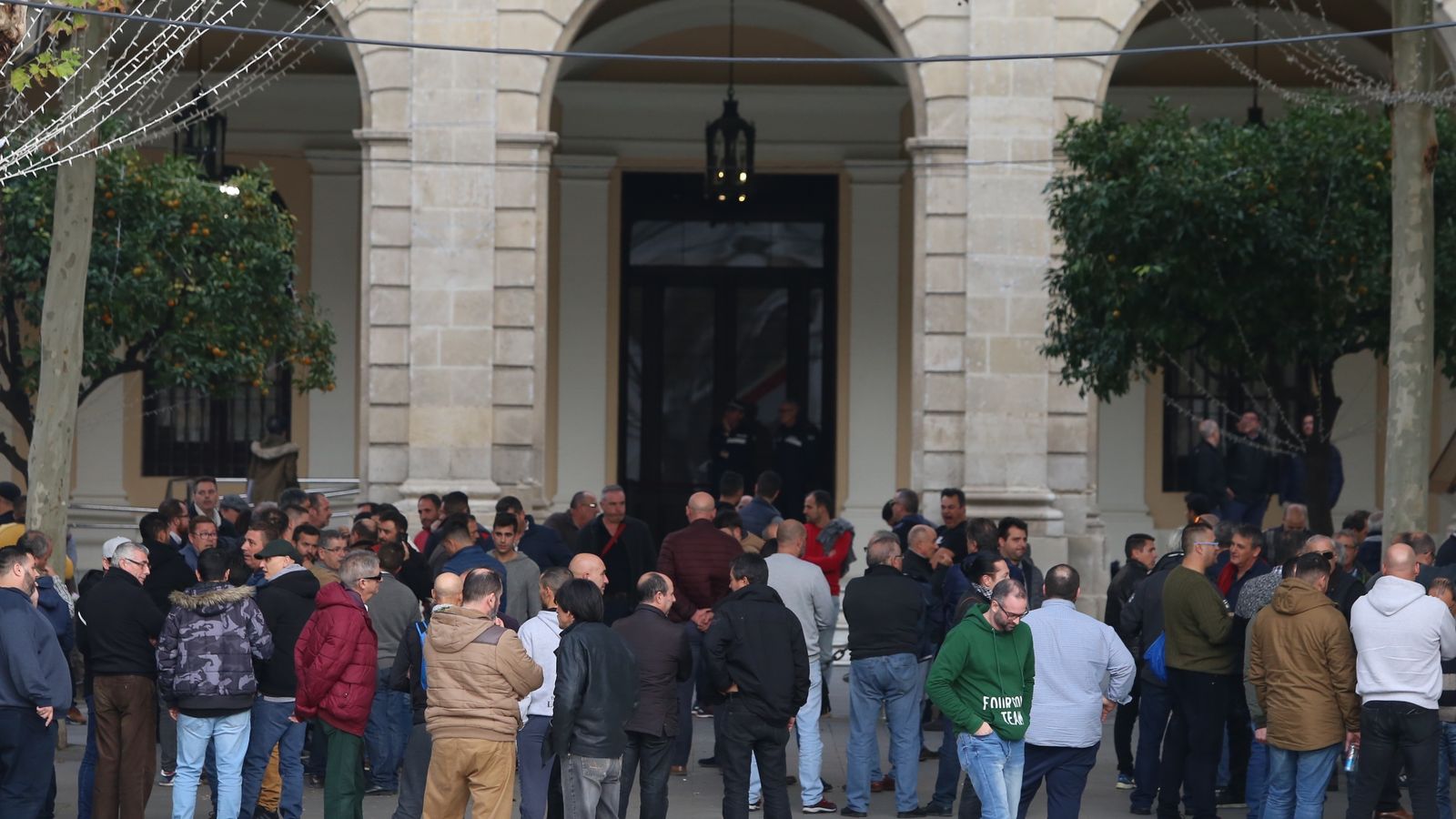 Taxistas concentrados ante el Consistorio.