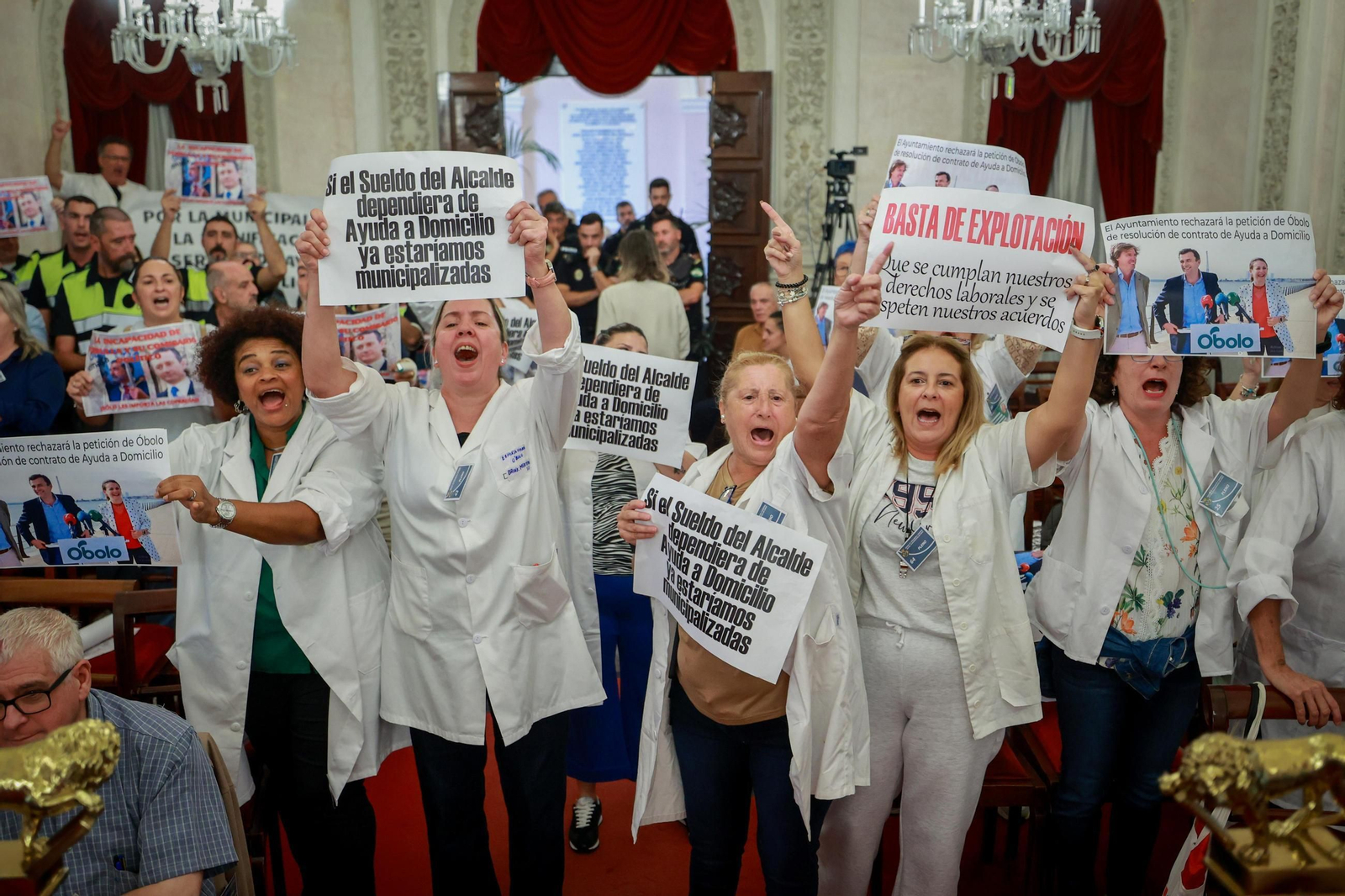 Protestas de los trabajadores del servicio de Ayuda a Domicilio en el Pleno del Ayuntamiento de Cádiz de este pasado jueves.