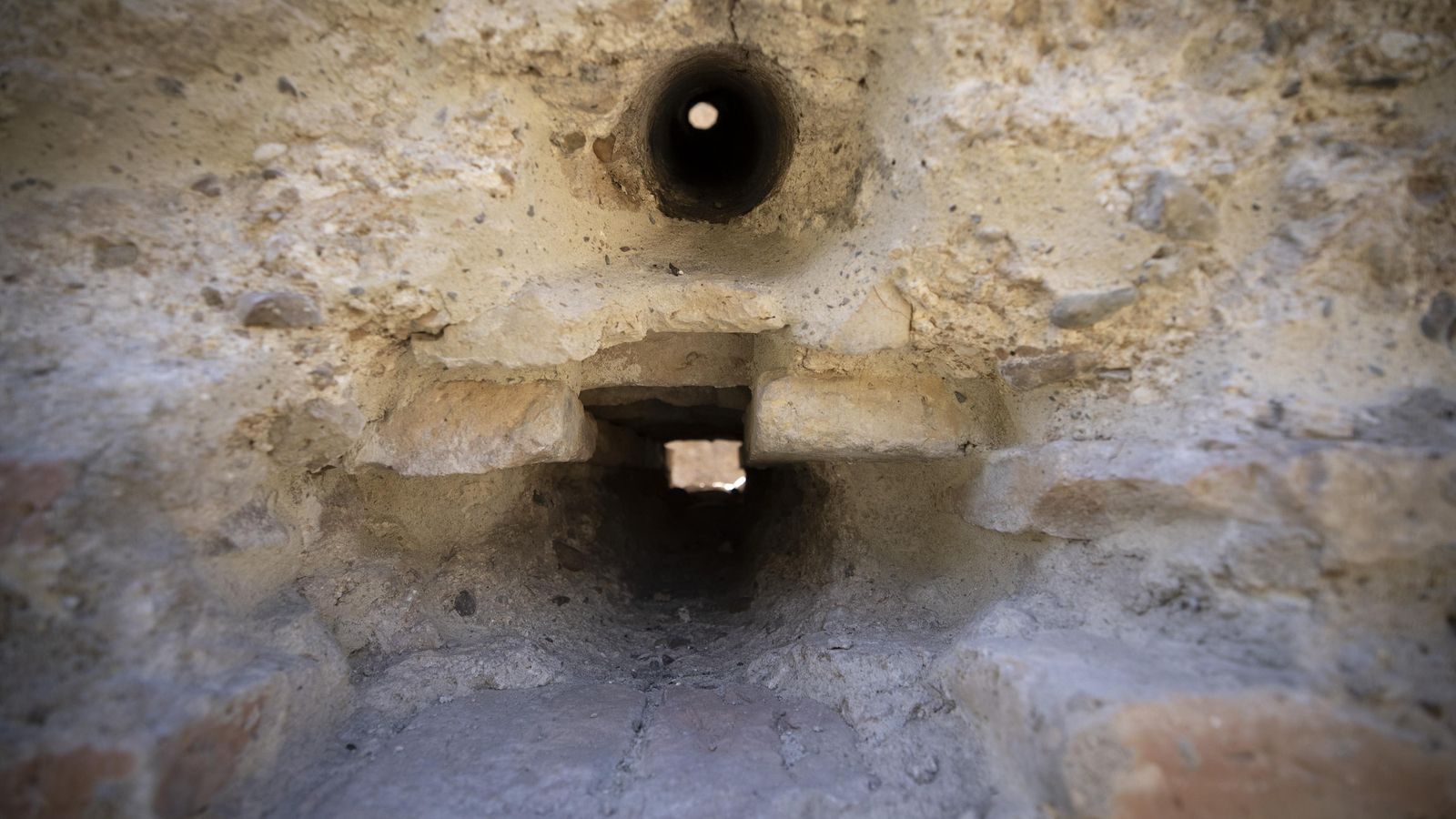 Hueco defensivo y uno de los desagües que se han destapado.