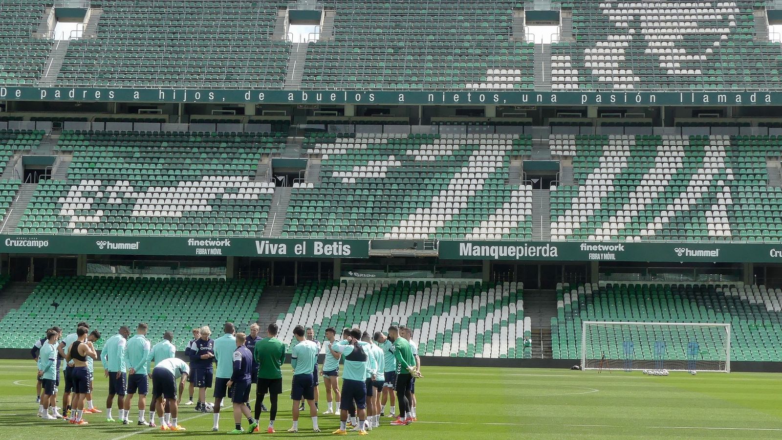 Pellegrini y los jugadores, en un entrenamiento reciente en el Villamarín.