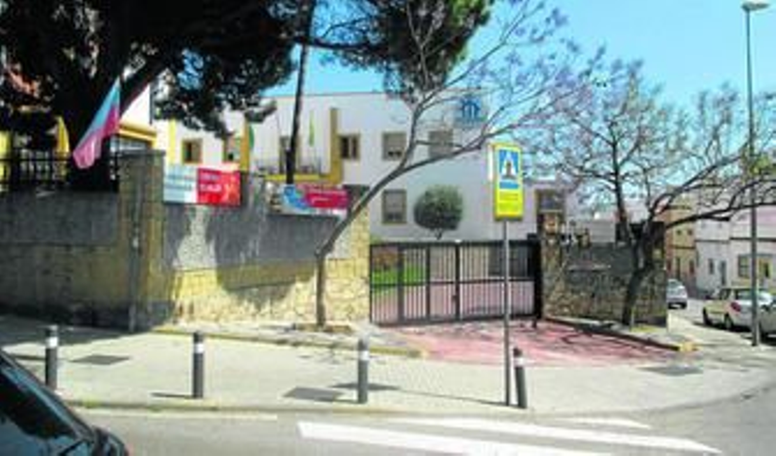 Imagen del colegio Salesianos en la calle María Auxiliadora de Algeciras en la tarde de ayer. Abajo la sentencia del TSJA conocida el martes.