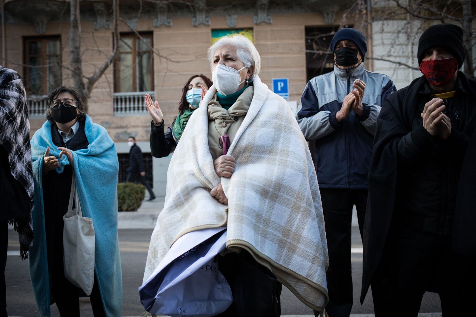 Con la manta a cuestas para 'dar luz' a los políticos frente a los cortes y el frío en la zona Norte de Granada
