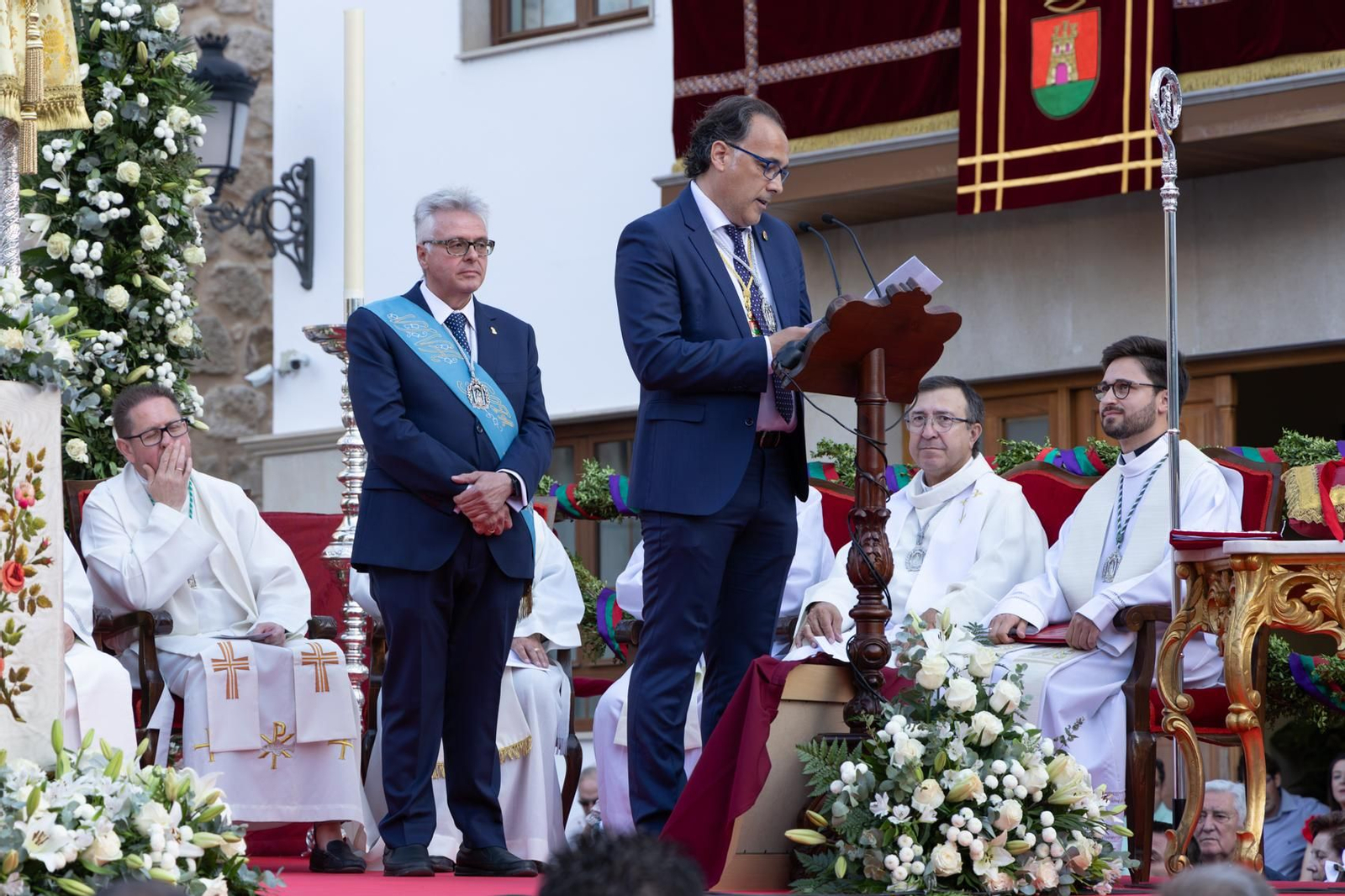 Santa Ana, patrona de Torredelcampo, recibe el bastón de mando como Alcaldesa Perpetua.