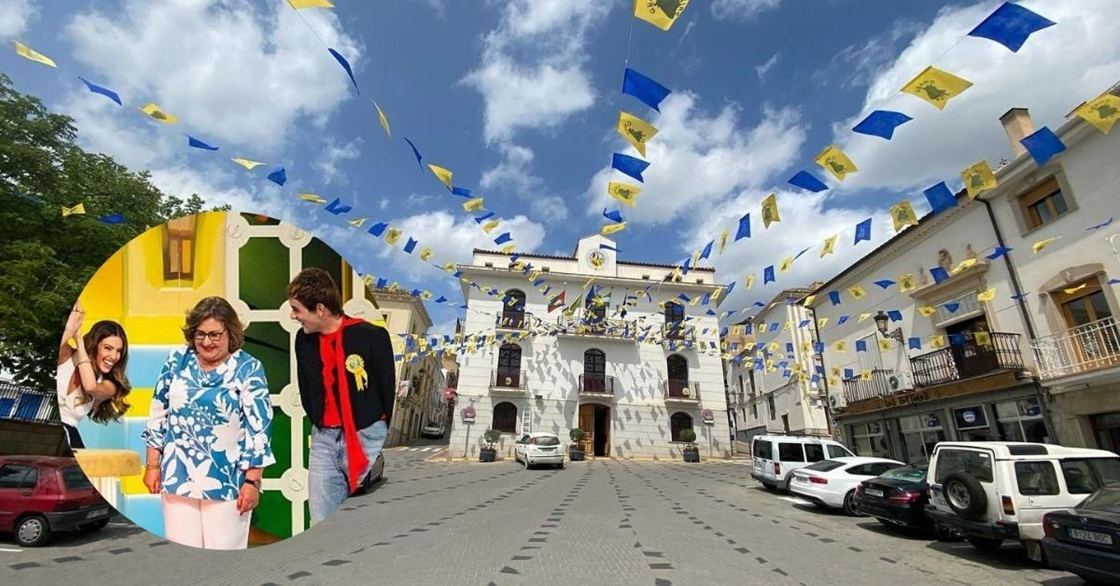 La alcaldesa de Huelma, Ana María Guzmán, y las calles de la localidad decoradas para el concurso.