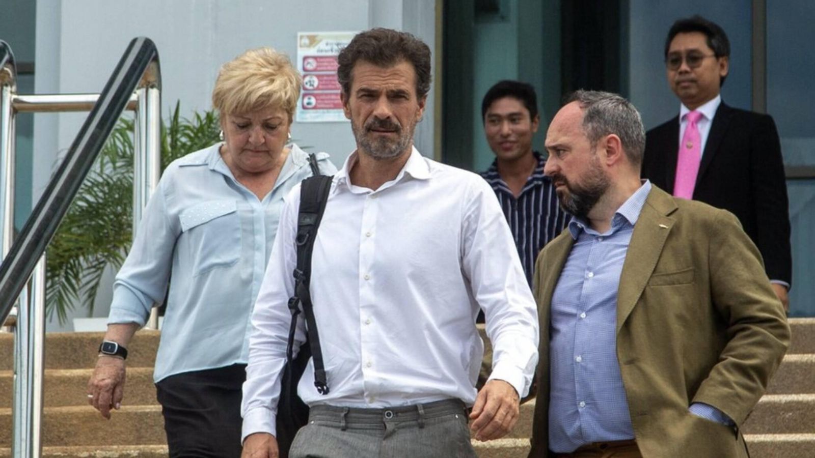 Daniel Sancho y los abogados de Daniel Sancho a la salida del juzgado en Tailandia