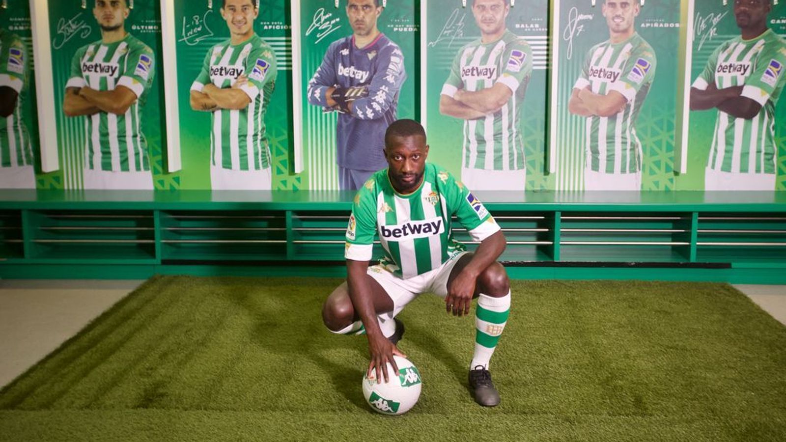 Sabaly posa en su presentación.