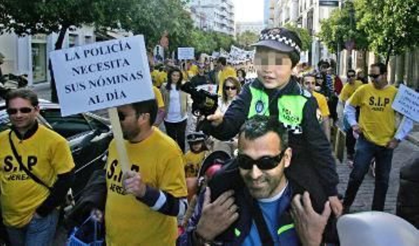 Los agentes del 092 realizan otra insólita protesta ahora con sus hijos