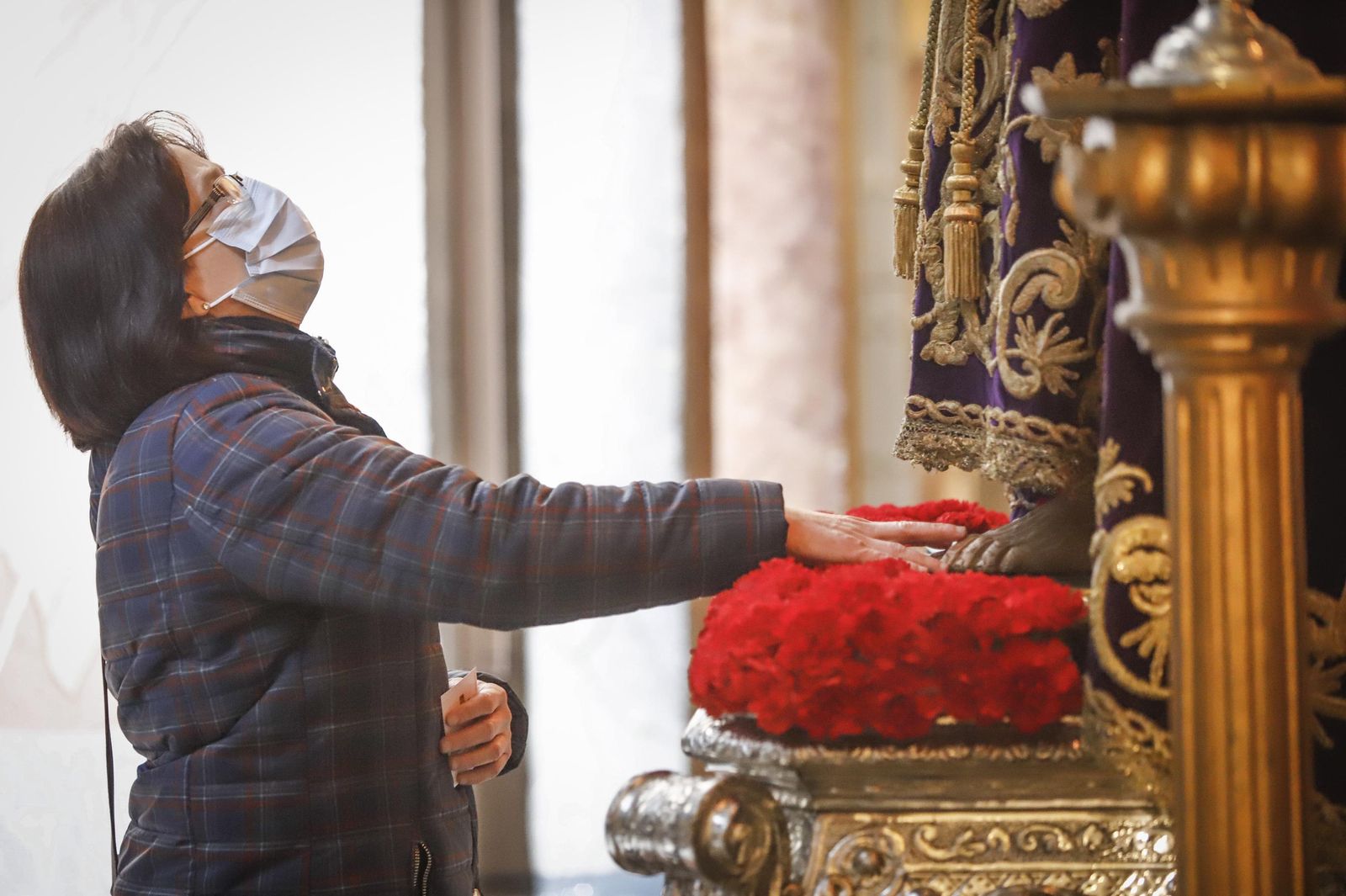 Besapiés a Jesús del Rescate en el primer viernes de Cuaresma