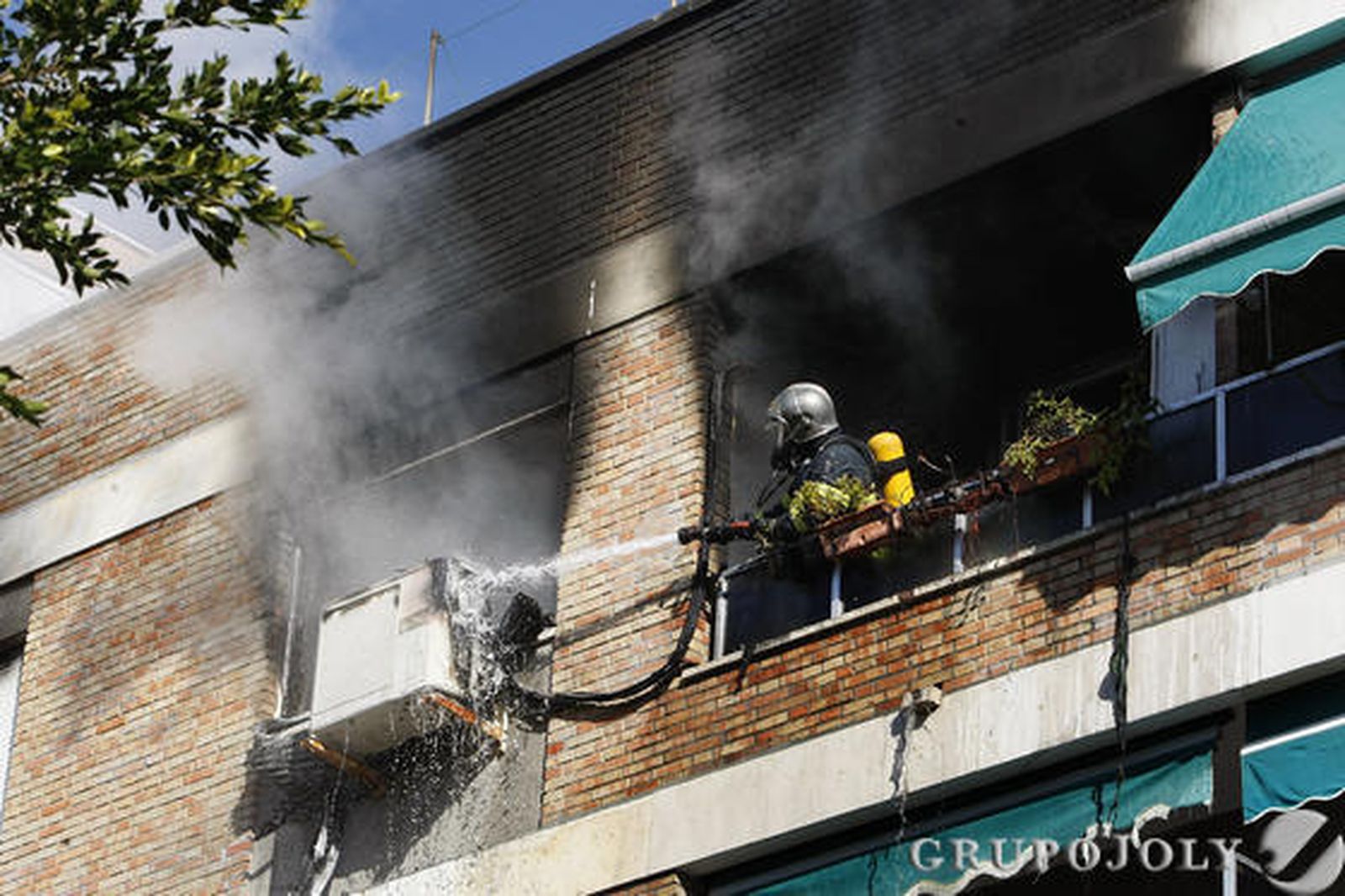 Bomberos intervienen en el incendio de una vivienda en la calle María Auxiliadora de la capital.

Foto: Jose Braza