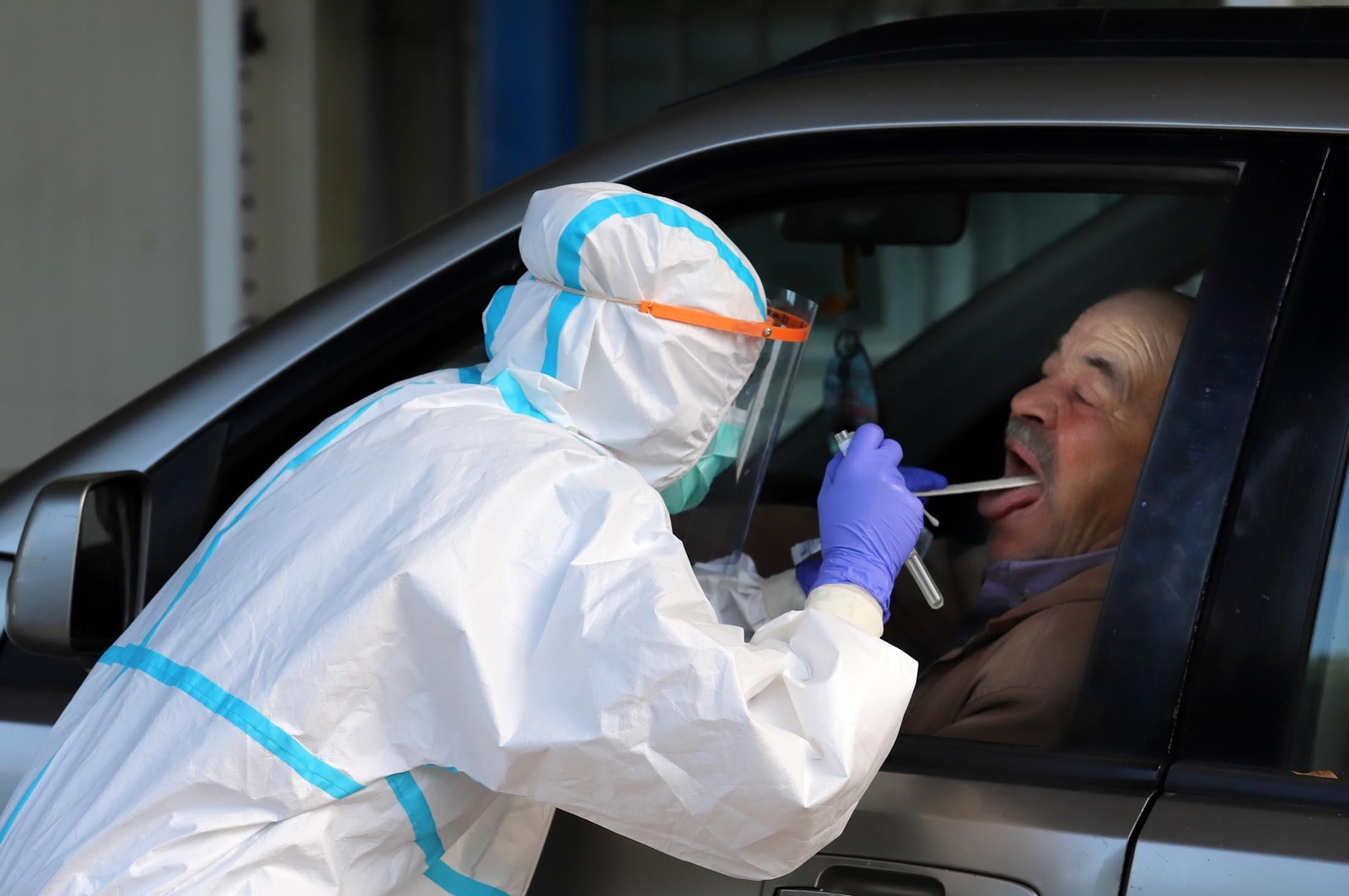 Un hombre se realiza una prueba PCR en el coche