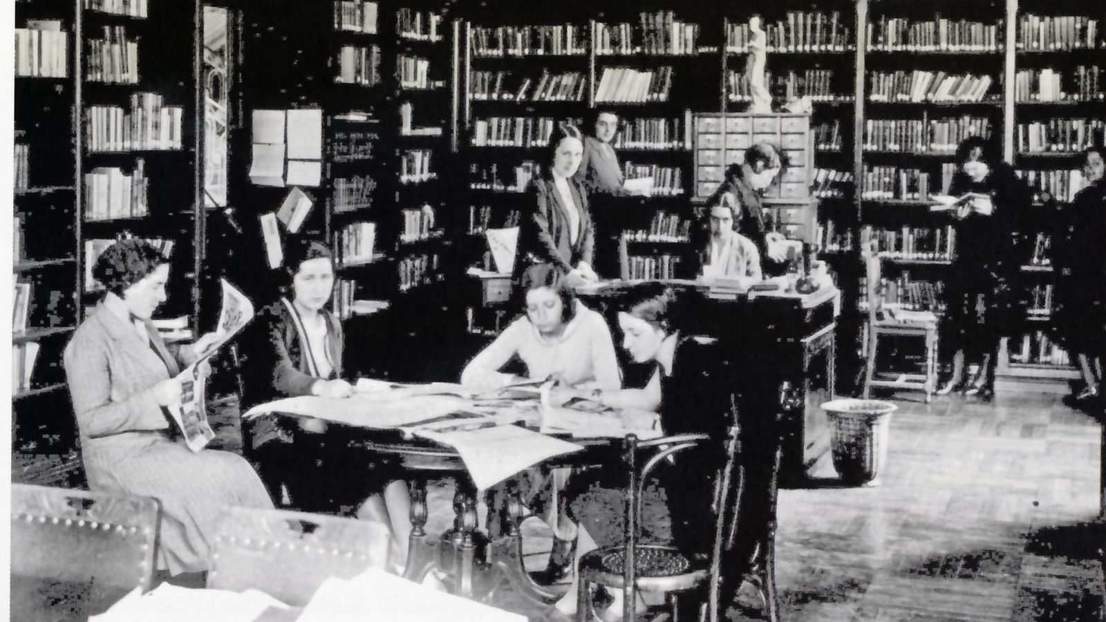 Estudiantes en la biblioteca de la Escuela de Señoritas, creada en 1915. Imagen publicada en el libreo 'Renovación en las aulas', del Centro de Estudios Andaluces.