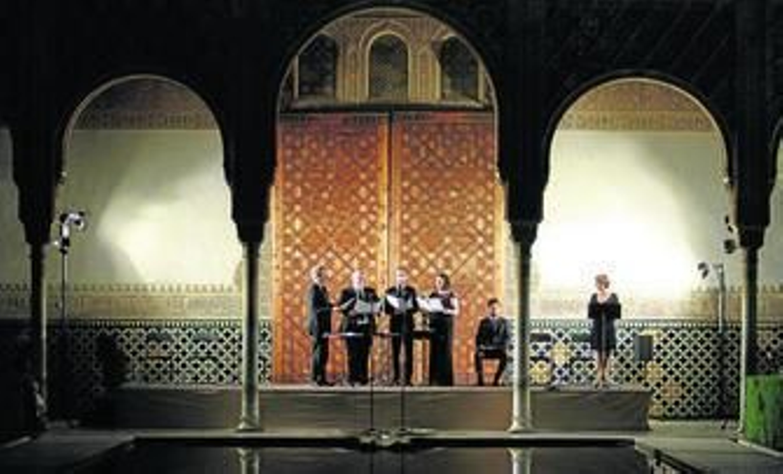 1, 2 y 3. Anoche Blanca Portillo rindió recuerdo a Santa Teresa de Jesús, en el quinto centenario del nacimiento de la fundadora de las carmelitas descalzas. Interpretó su papel durante el magnífico concierto de Ensemble Plus Ultra, uno de los más respetados conjuntos británicos de música antigua, que ofreció un repertorio polifonía del Siglo de Oro.