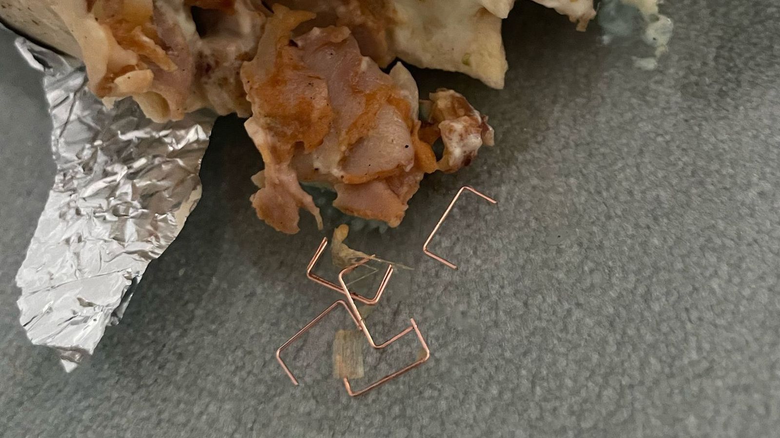 El producto afectado con las grapas