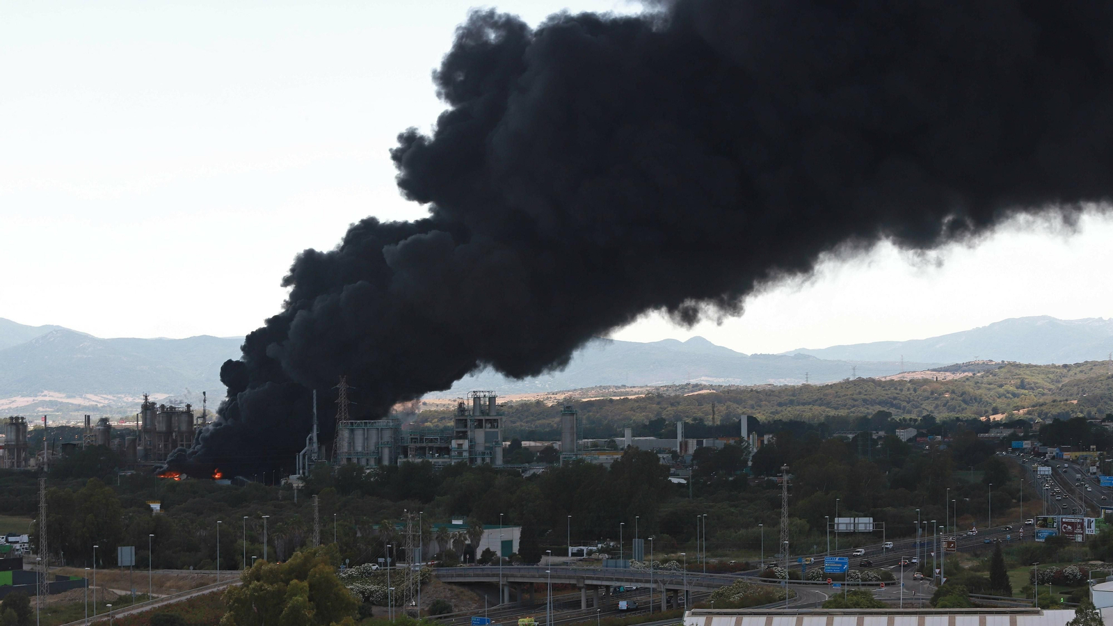 La columna de humo producida por el fuego en Indorama, el pasado 25 de junio.