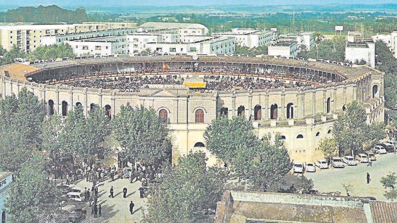 Una imagen de la plaza de toros contemporánea al nacimiento de este periódico, un coso que es el segundo más antiguo de la provincia, reestrenado en 1894.