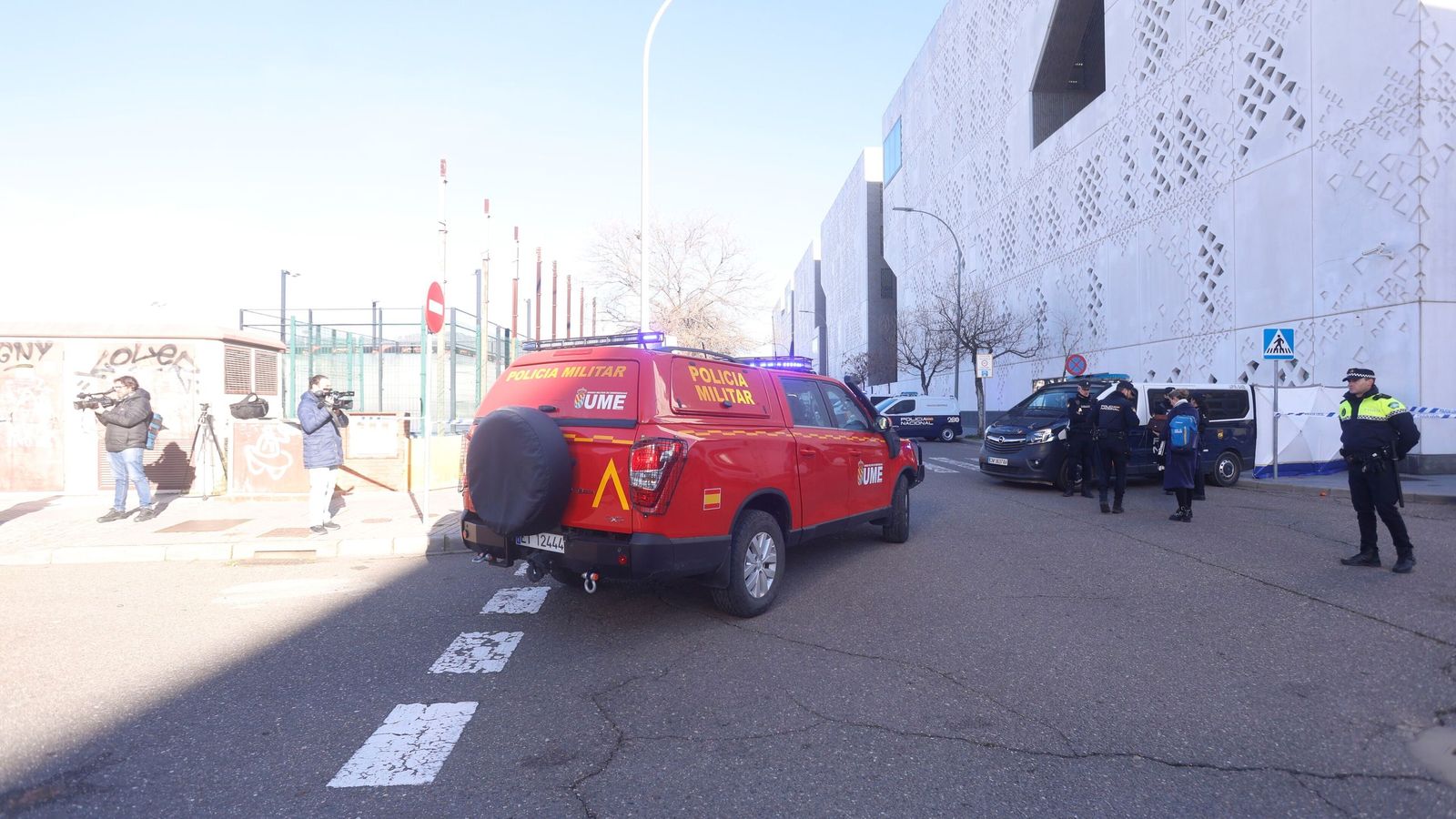 Un coche de la Policía Militar llega al Instituto de Medicina Legal.