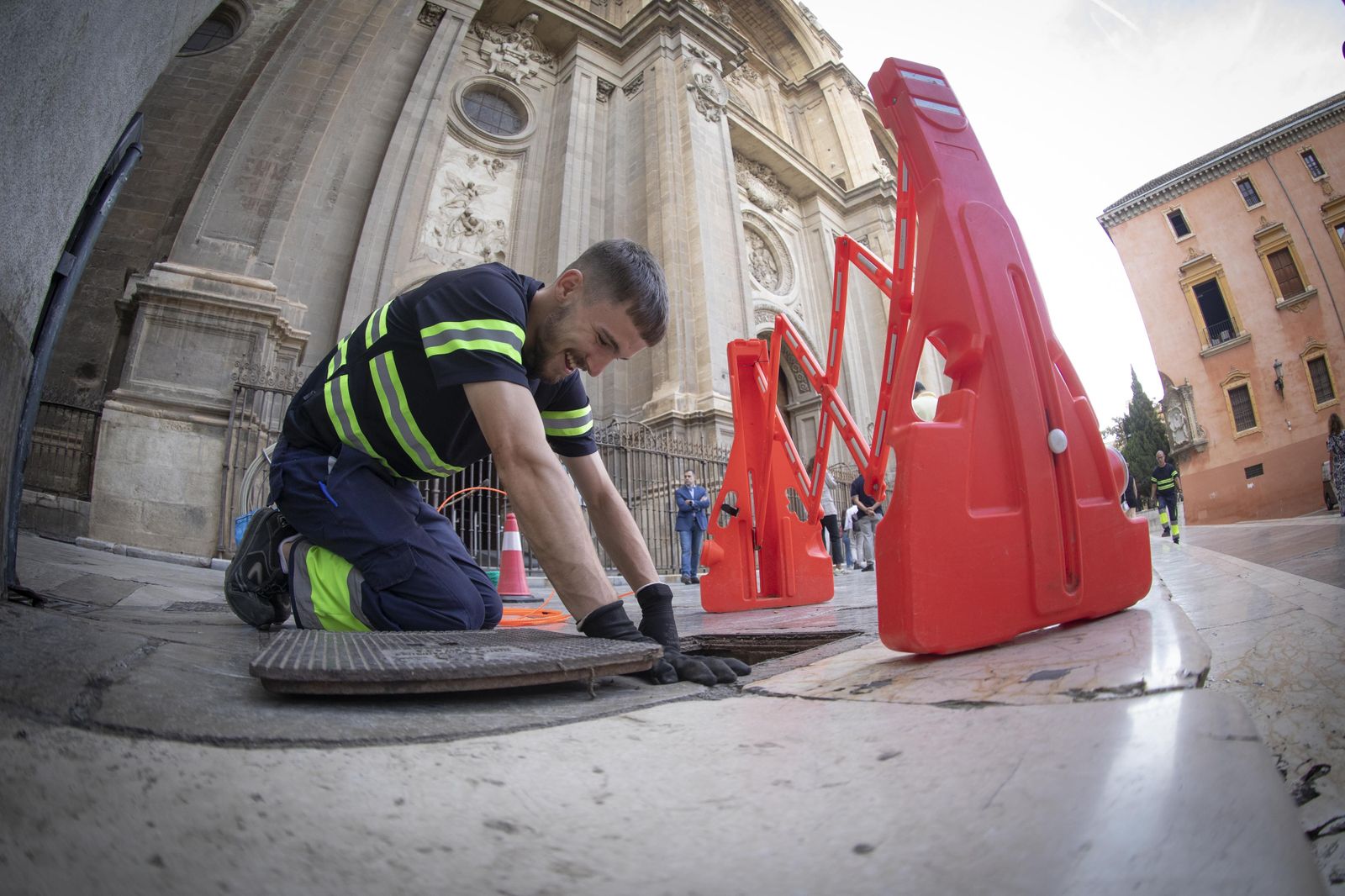 Comienzan los trabajos para la iluminación exterior de la Catedral.