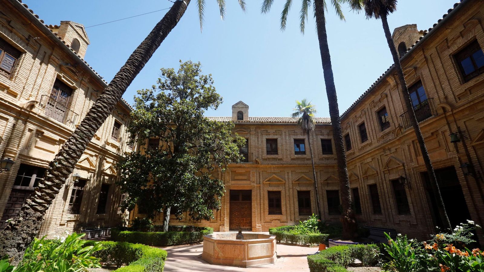 Uno de los patios del centro.