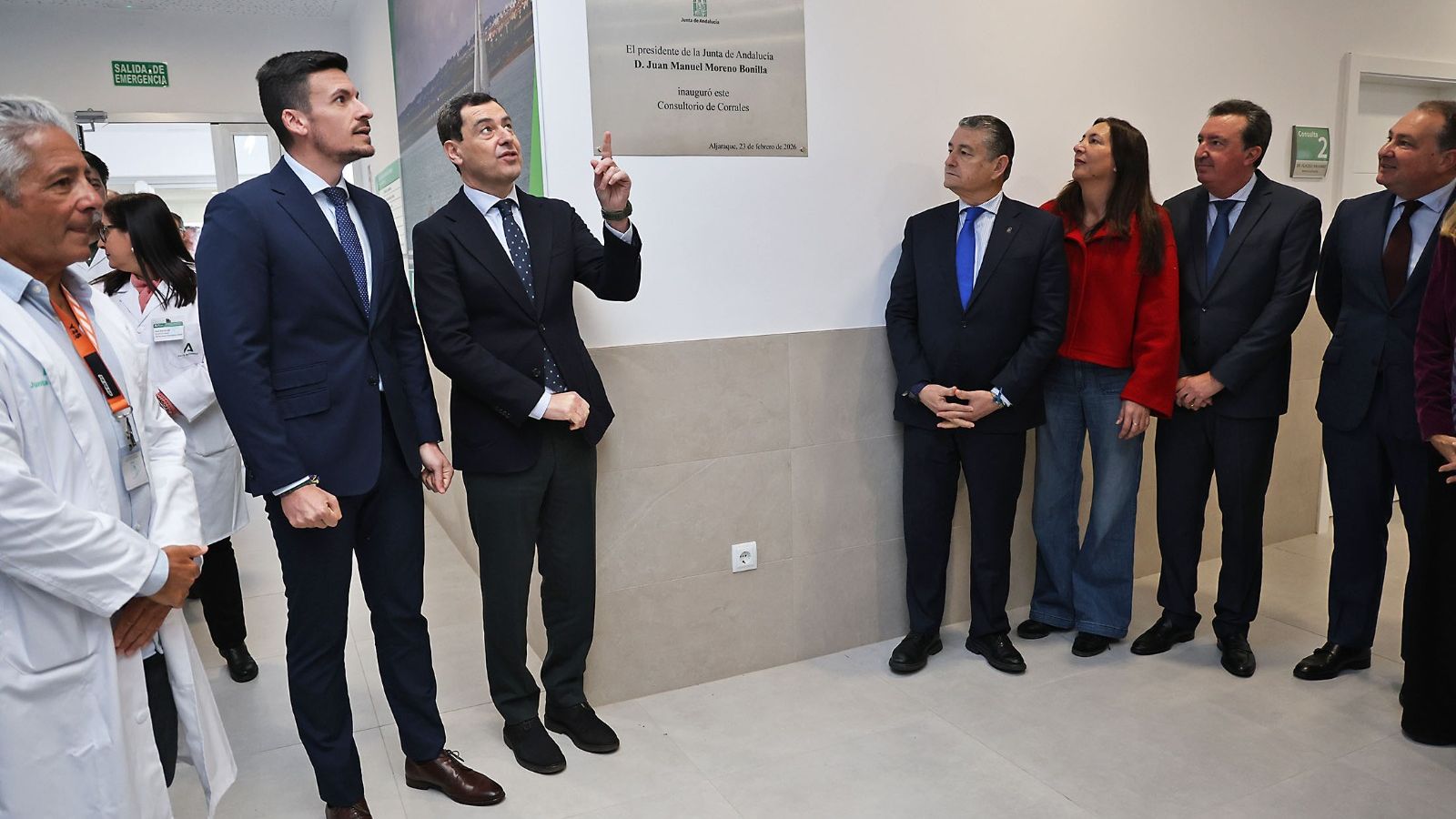 Momento en el que Juanma Moreno muestra la placa conmemorativa.