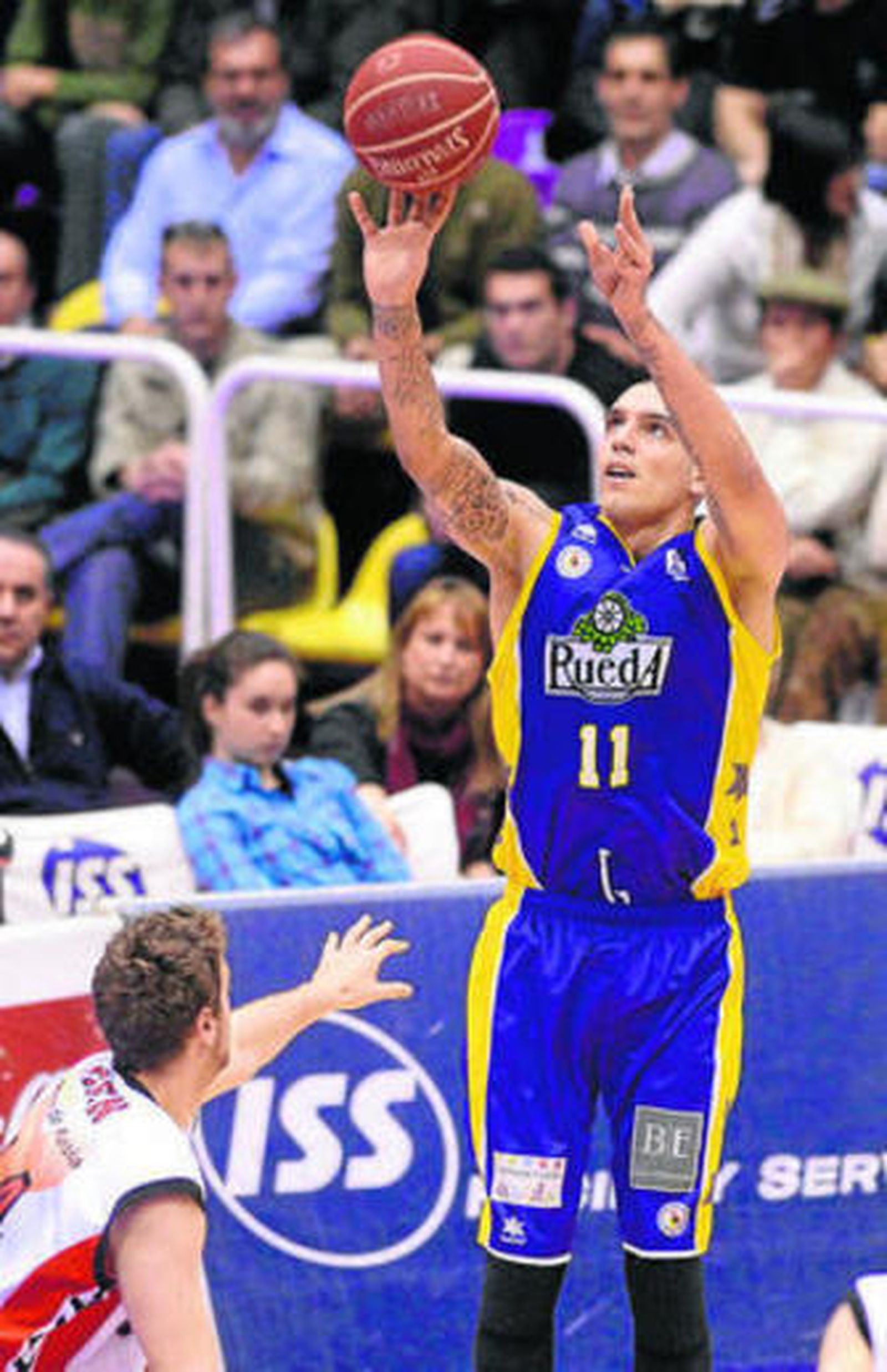 Nacho Martín lanza en suspensión ante Juan Jasen.