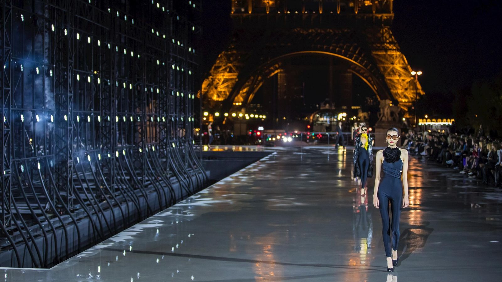 Modelos desfilando con la torre Eiffel de fondo.