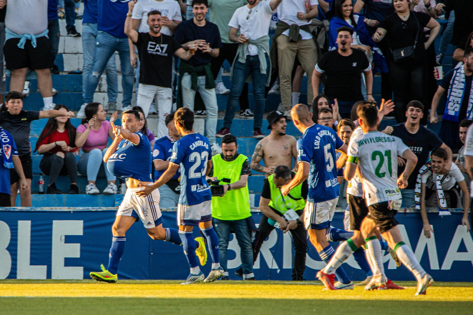 El delantero Hugo Díaz celebra un gol con el Linares Deportivo, y será uno de los rivales a vigilar por el Recreativo en el partido del domingo.