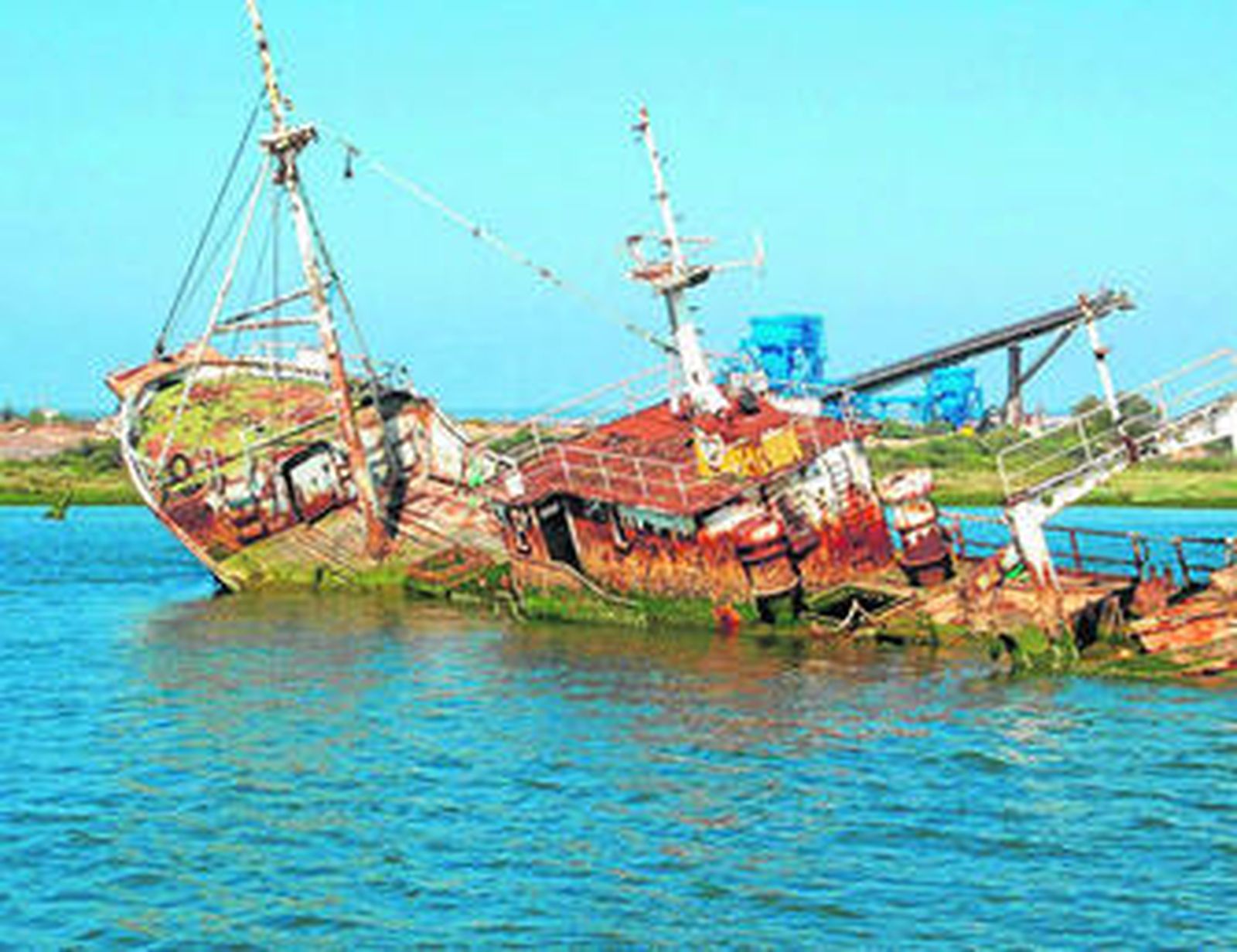 Pesquero 'Aranzazu' abandonado en la margen derecha de la Ría.